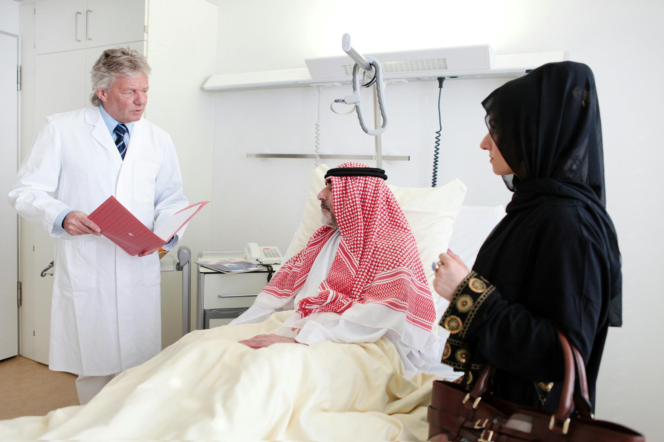 Wenn zahlungskräftige Patienten aus dem Ausland auf die Vorurteile der deutschen Kliniknachbarn treffen