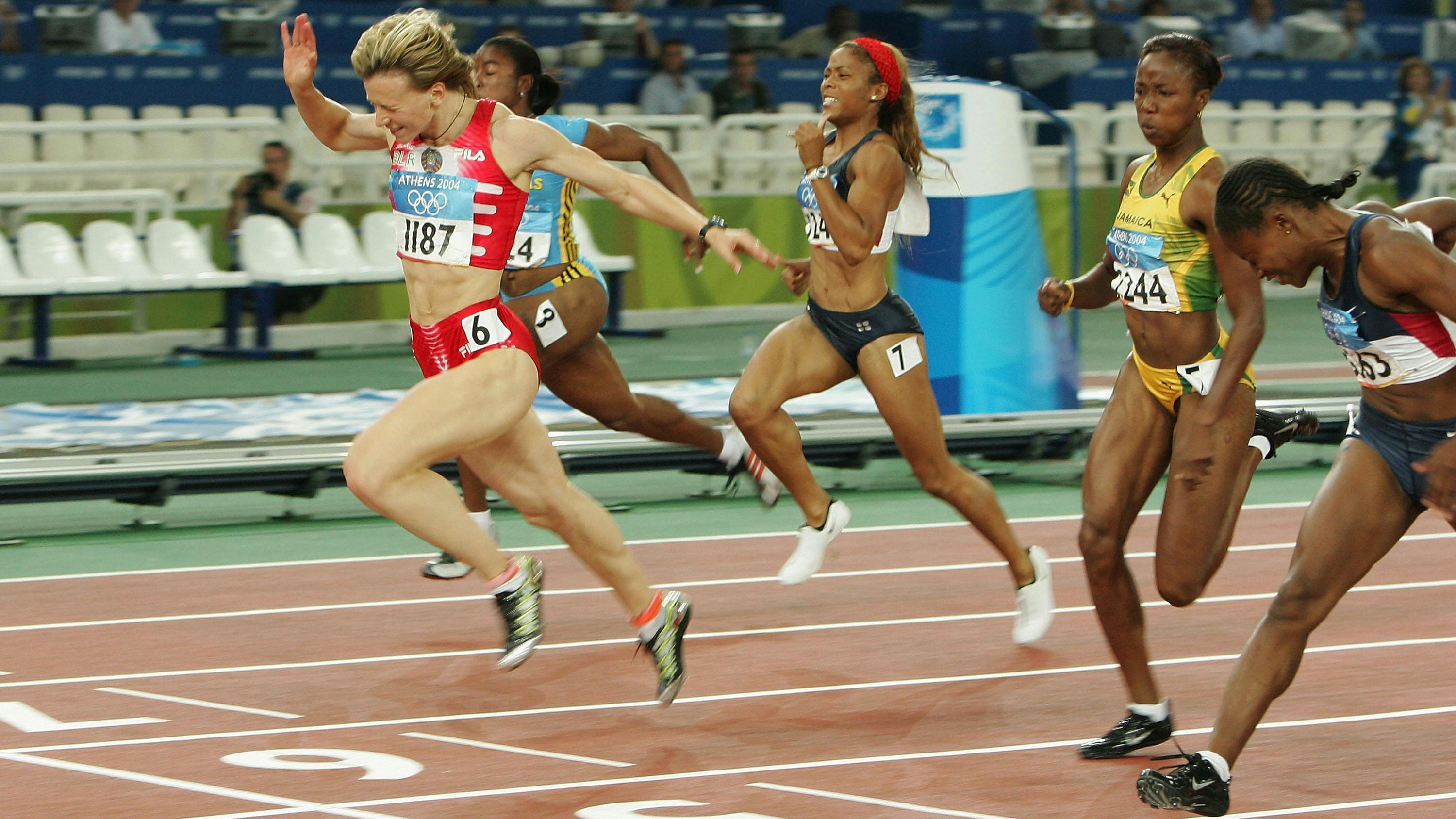 An der Zielline springt Yulia Nesterenko 2004 in Athen zum Sieg. Sie und alle anderen tragen die typisch knappen Outfits für den Laufsport.