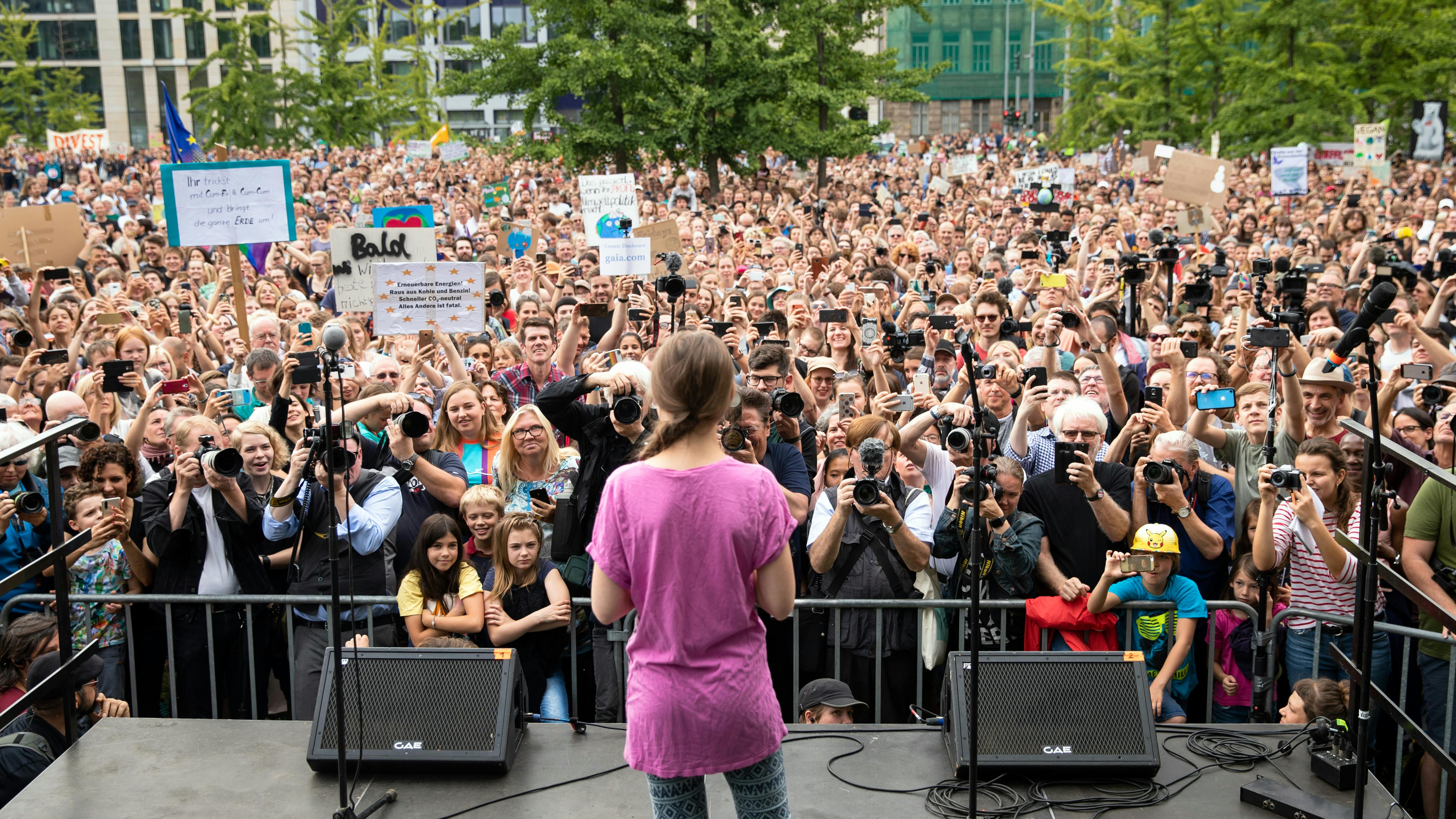 Greta Thunberg, Begründerin von Fridays For Future, spricht auf der Bühne zu Klimaaktivisten und -aktivistinnen.