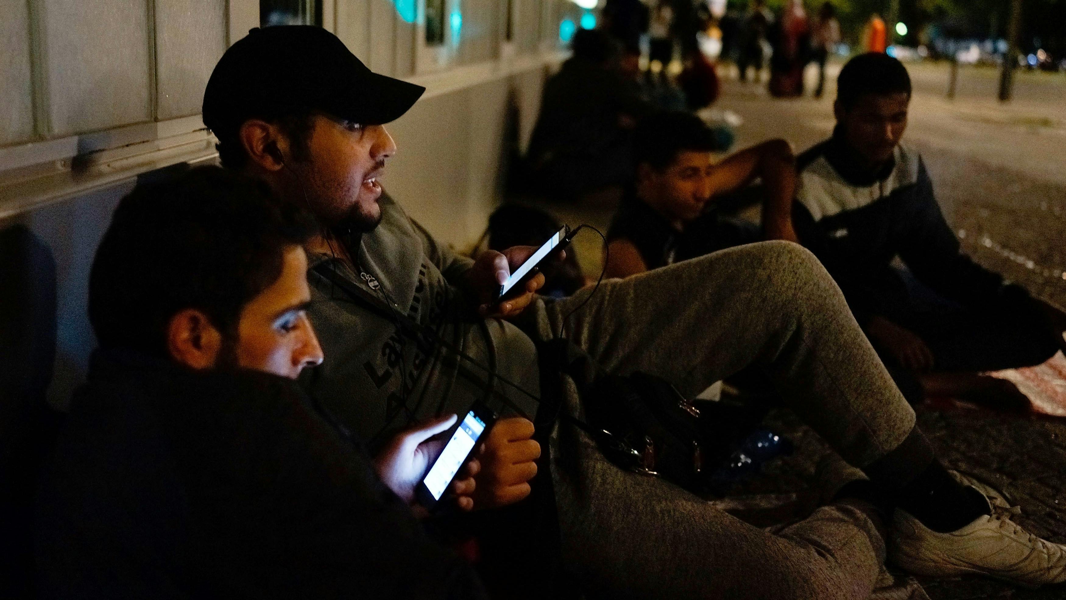 Warum manche Asylsuchende ihr Handy erstmal dem Staat geben müssen