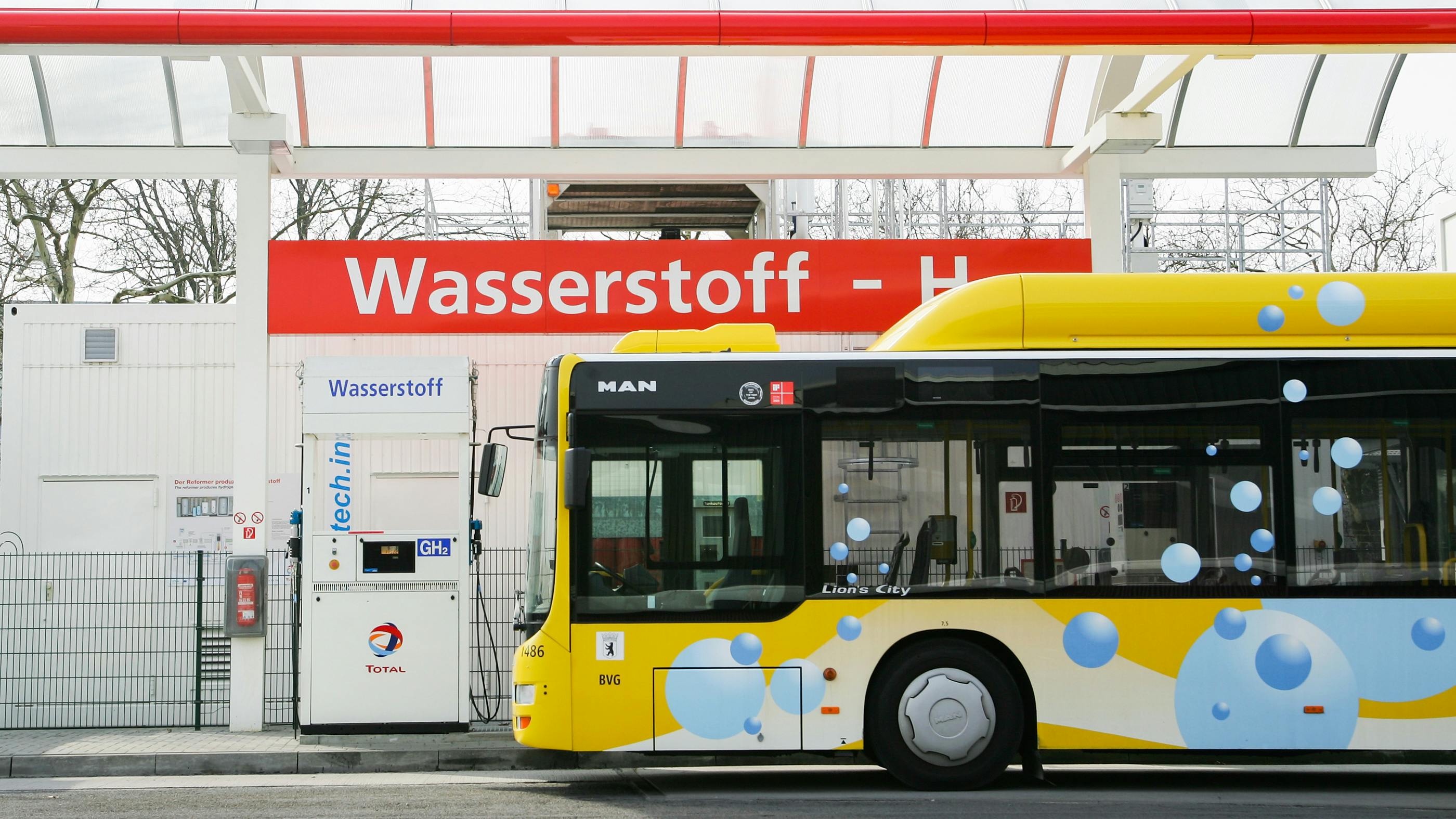 Ein Bus tankt Wasserstoff an einer Tankstelle.