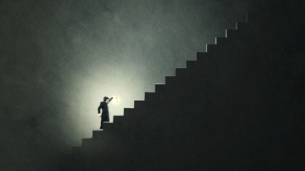 Bild von einer Treppe, auf der jemand eine Lampe sucht