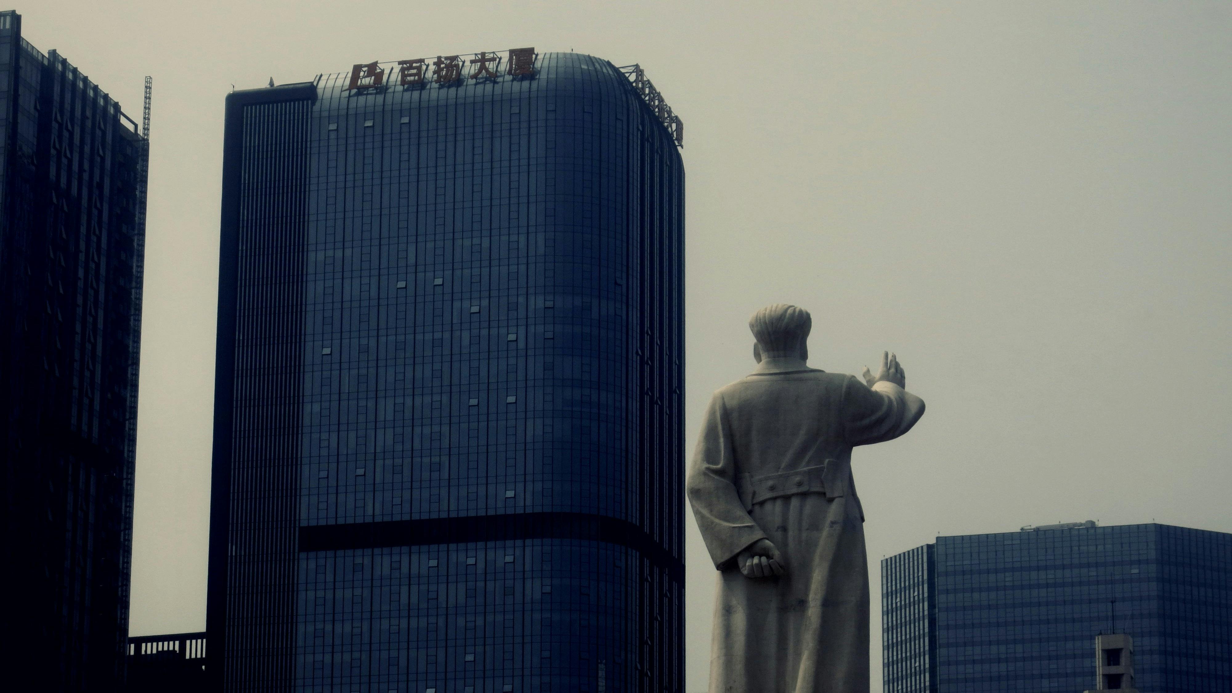 Eine Statue von Mao Zedong ist zwischen Hochhäusern der Stadt Chengdu, China zu sehen. 