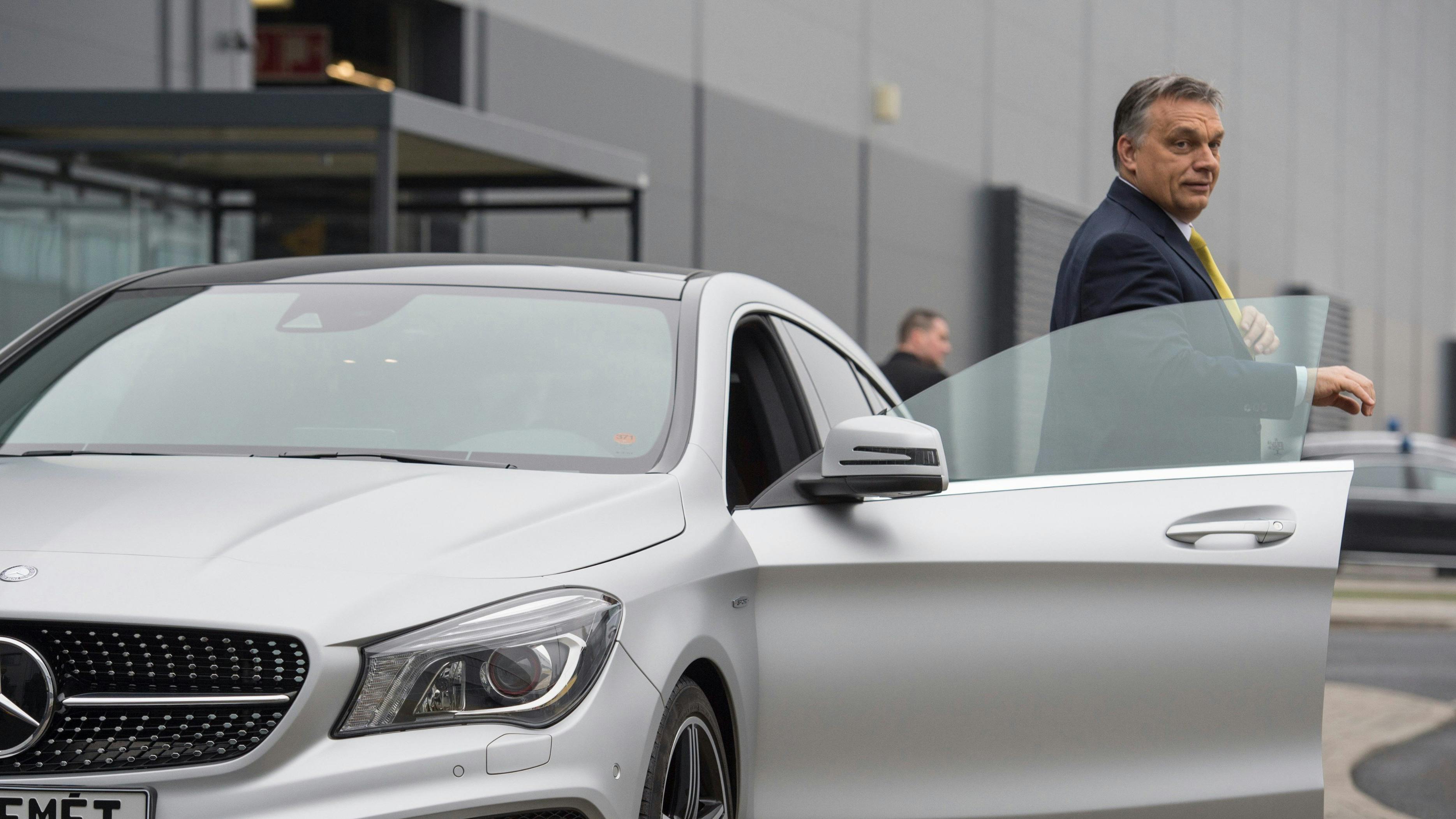 Wir sehen Victor Orban, wie er aus einen neuen Daimler-Auto aussteigt. 