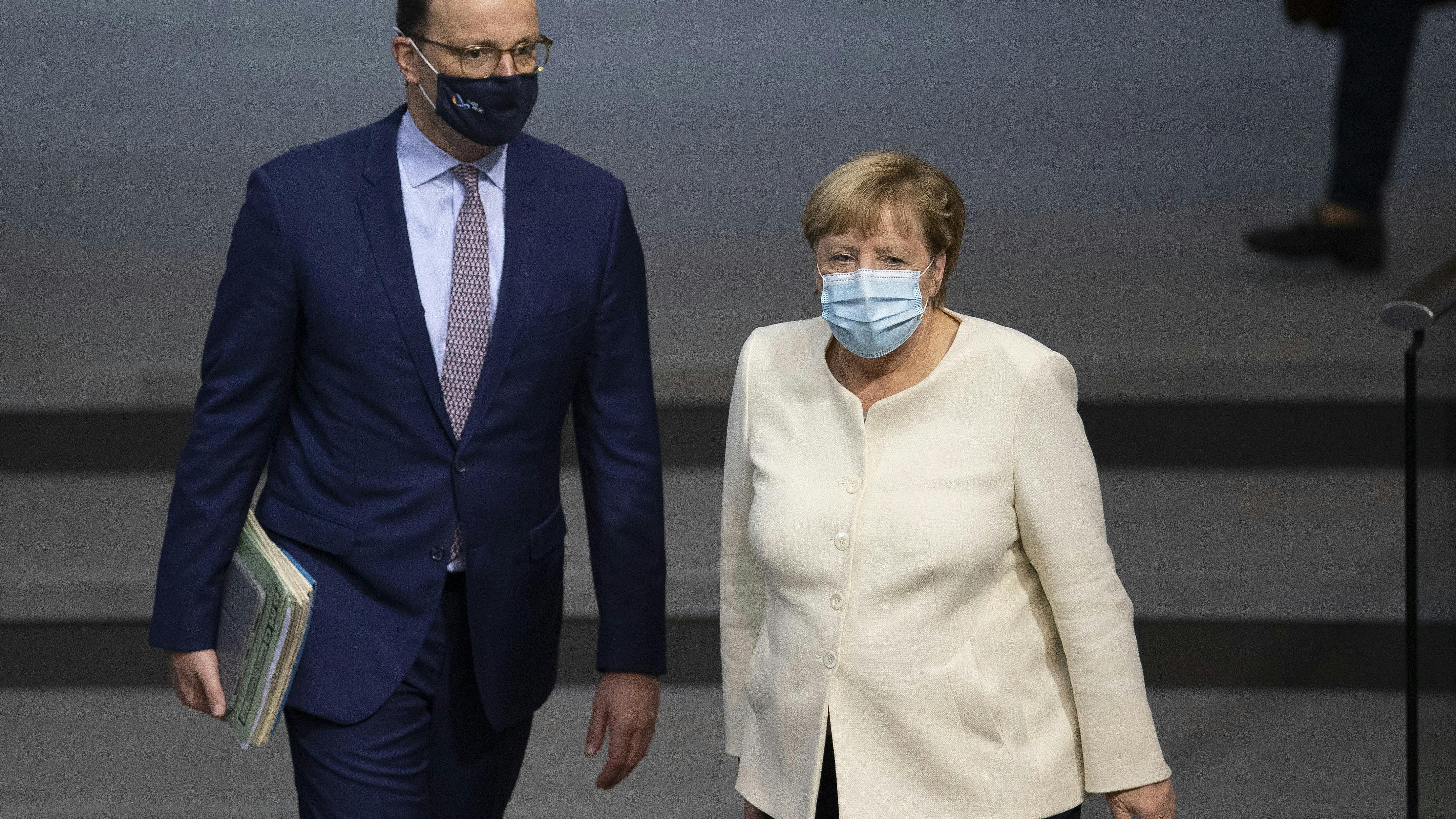 Wir sehen Olaf Scholz (SPD),  Julia Kloeckner (CSU), Peter Altmaier (CDU), Angela Merkel (CDU), Horst Seehofer, Jens Spahn (CDU) und Katarina Barley (SPD) hintereinander und voreinander stehen. 