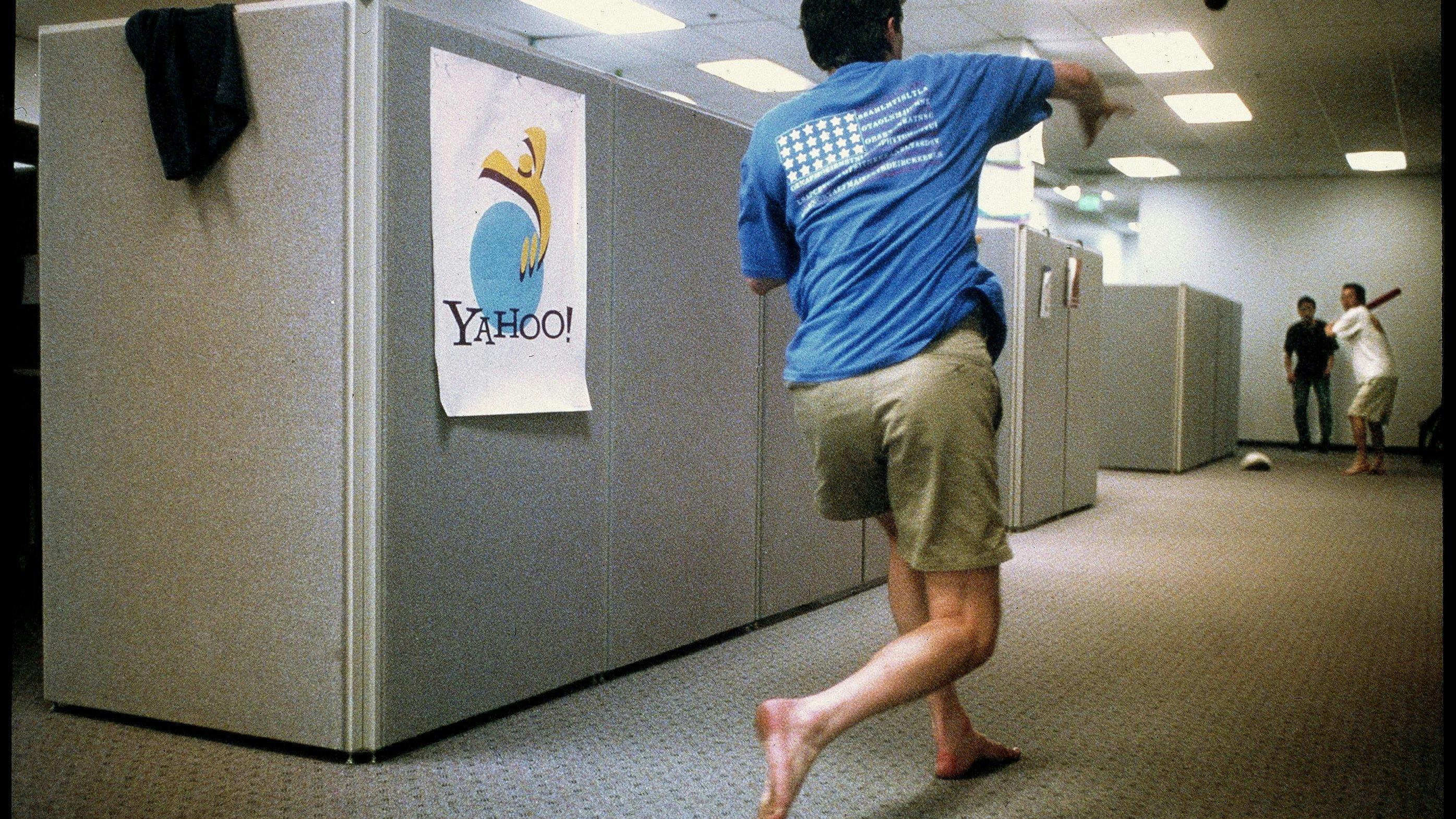 David Filo, einer der Gründer von Yahoo!, wirft Eric Ng einen Pitch zu, während Joonsuk Bae die Fängerrolle übernimmt. Die drei machen gegen Mitternacht eine Pause bei Yahoo! in Sunnyvale, Kalifornien, am 24. Mai 1996. 
