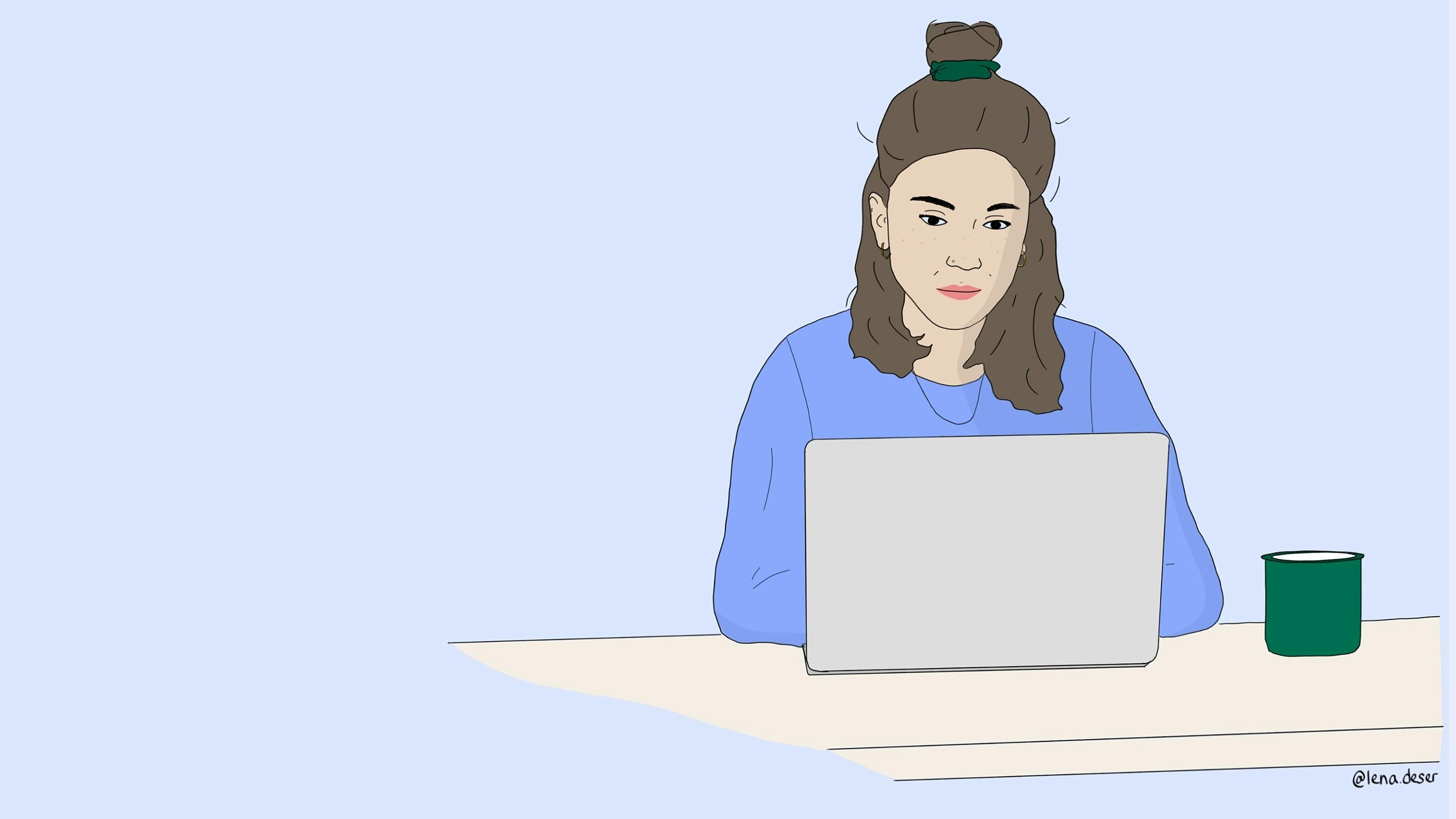 Eine junge Frau sitzt vor einem Laptop und schaut auf den Bildschirm. 