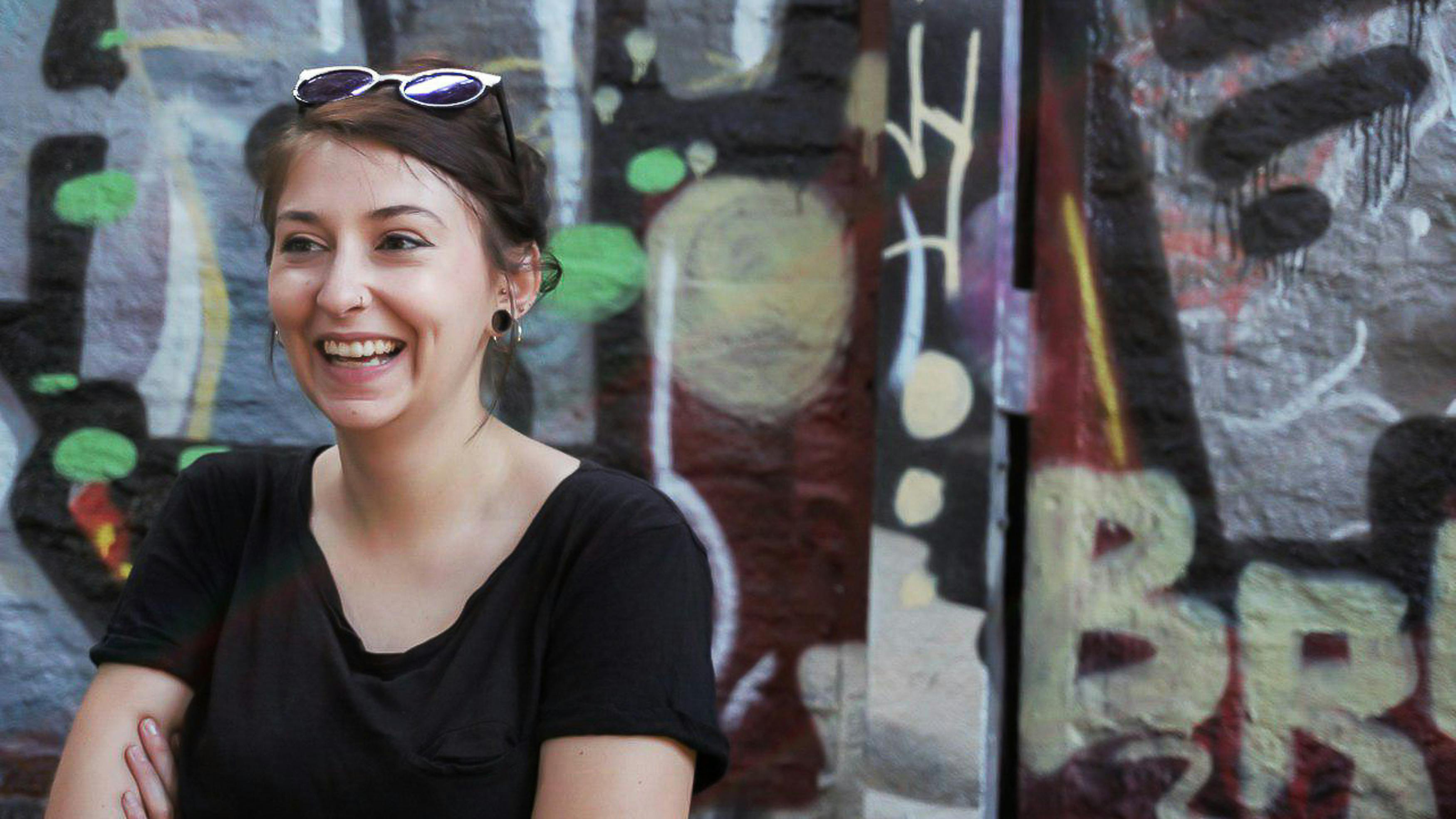 Porträt der DIE LINKEN Politikerin Anna Gorskih vor einem Graffiti Hintergrund