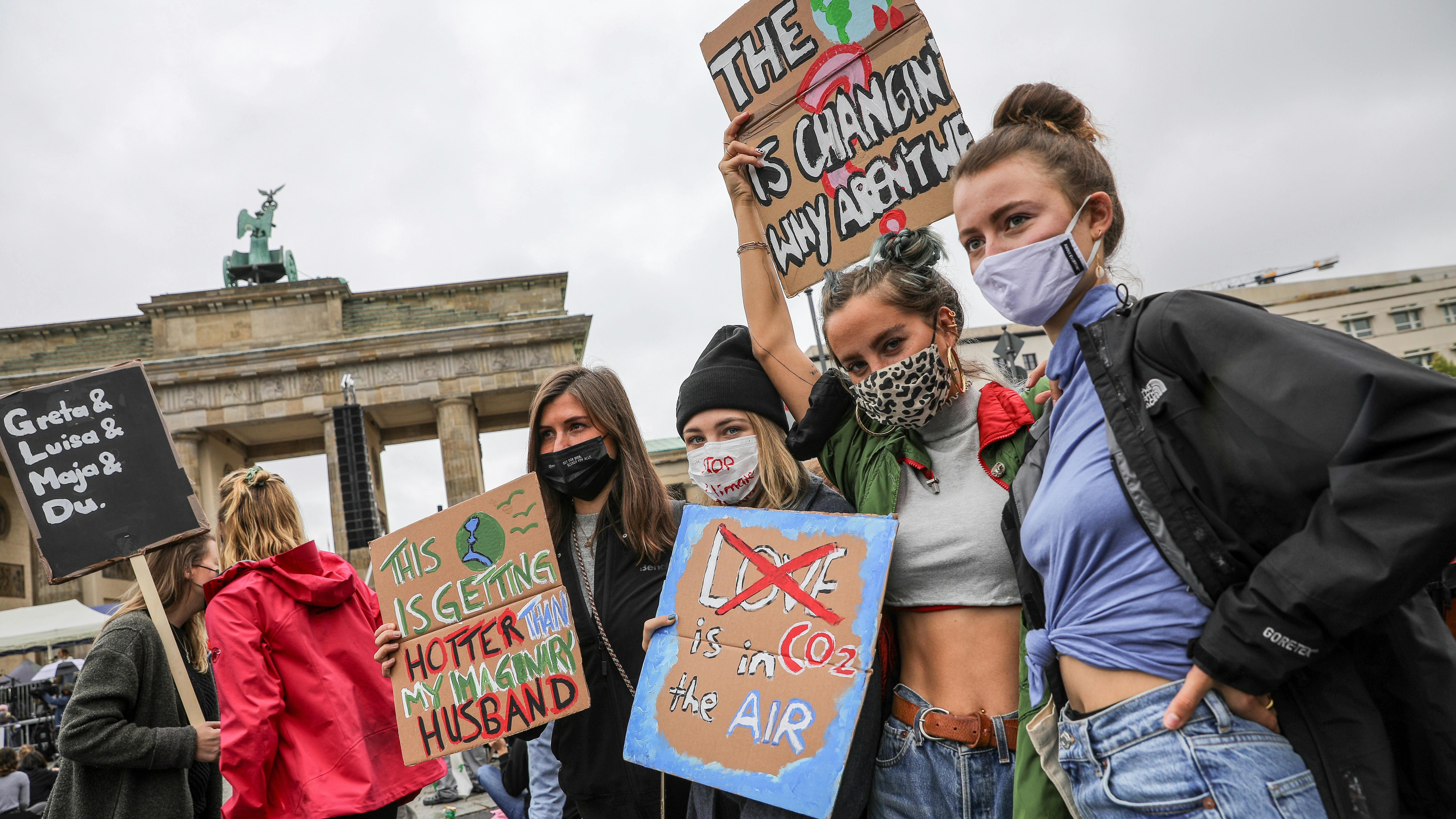 Man sieht weibliche Jugendliche bei einer Klima-Demo vor dem Brandenburger Tor.