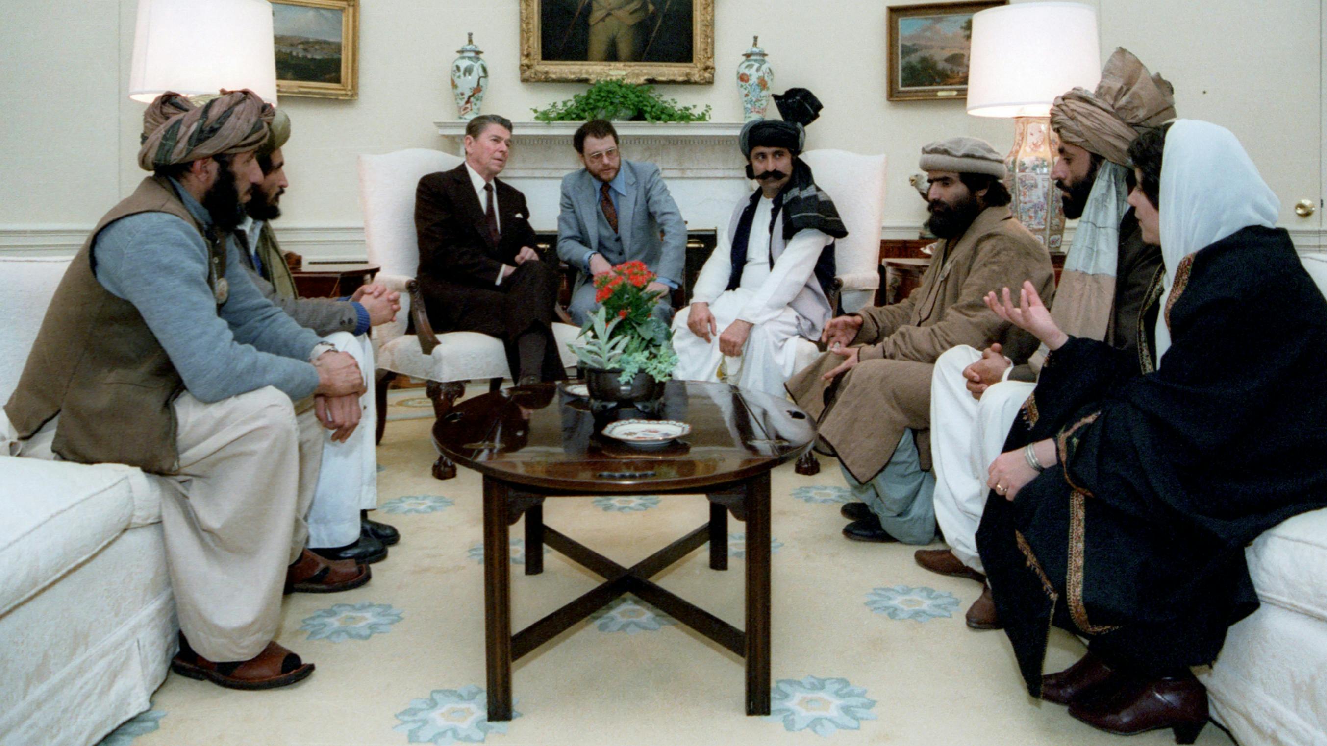 US-Präsident Ronald Reagan sitzt mit Afghanen zum Gespräch in seinem Büro im Feburar 1983.