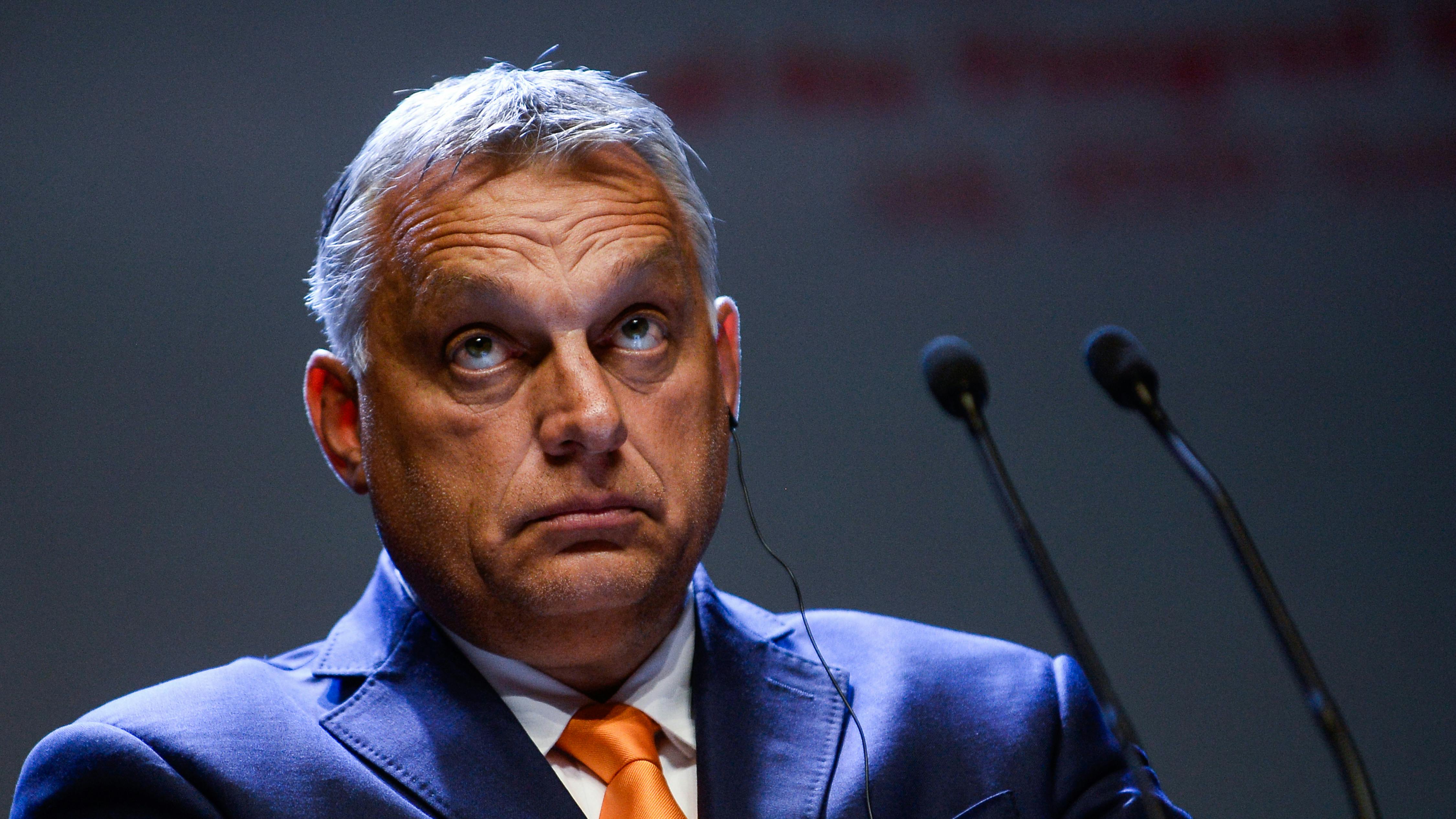 Victor Orban rollt die Augen, sein Gesicht ist bedrohlich ausgeleuchtet.