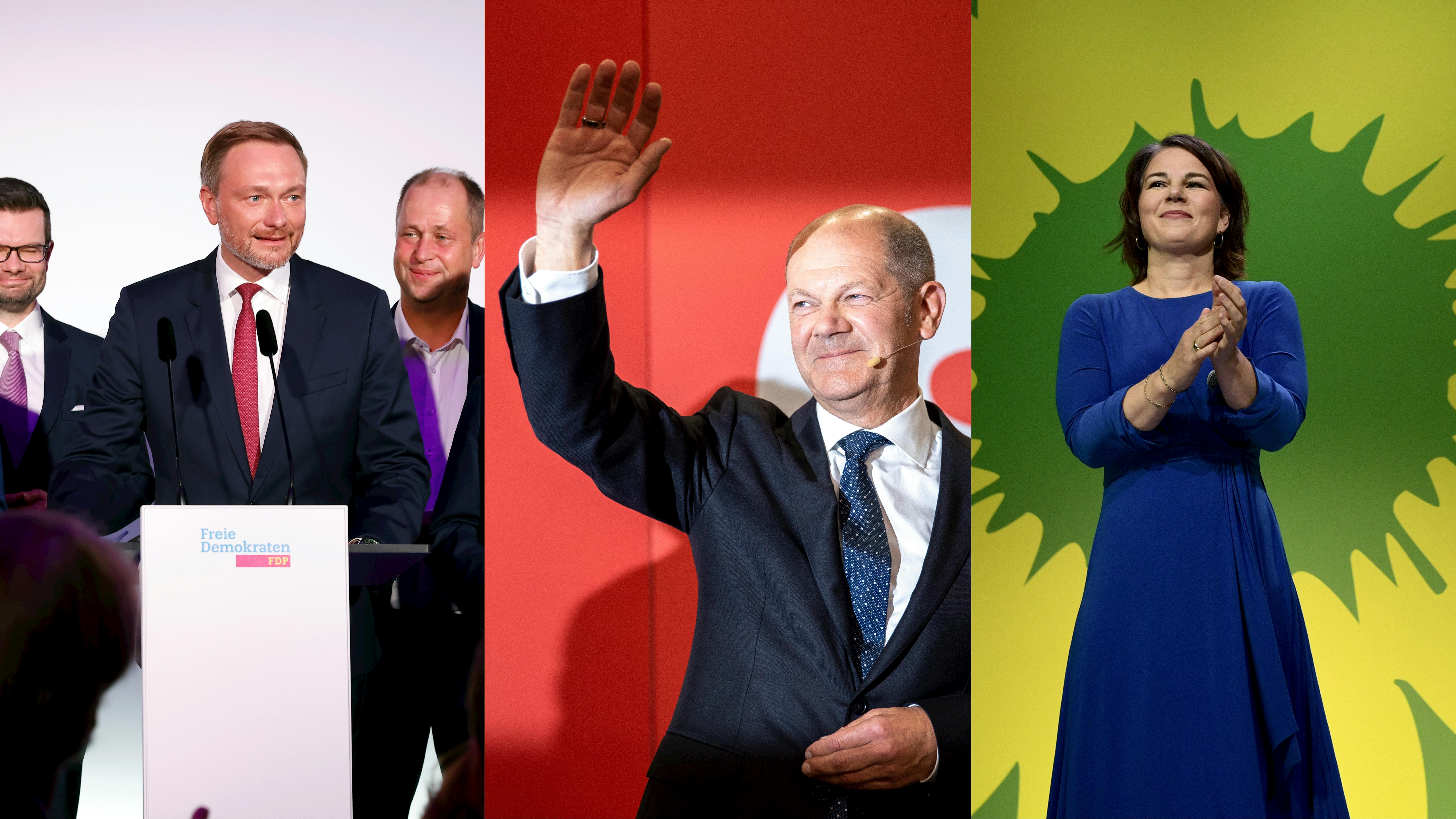 Dreiteiliges Bild, von links nach rechts: Am Wahlabend hält Christian Lindner eine Ansprache, Olaf Scholz winkt und wird vom Blitzlicht geblendet, Annalena Baerbock applaudiert vor dem Logo der Grünen. 