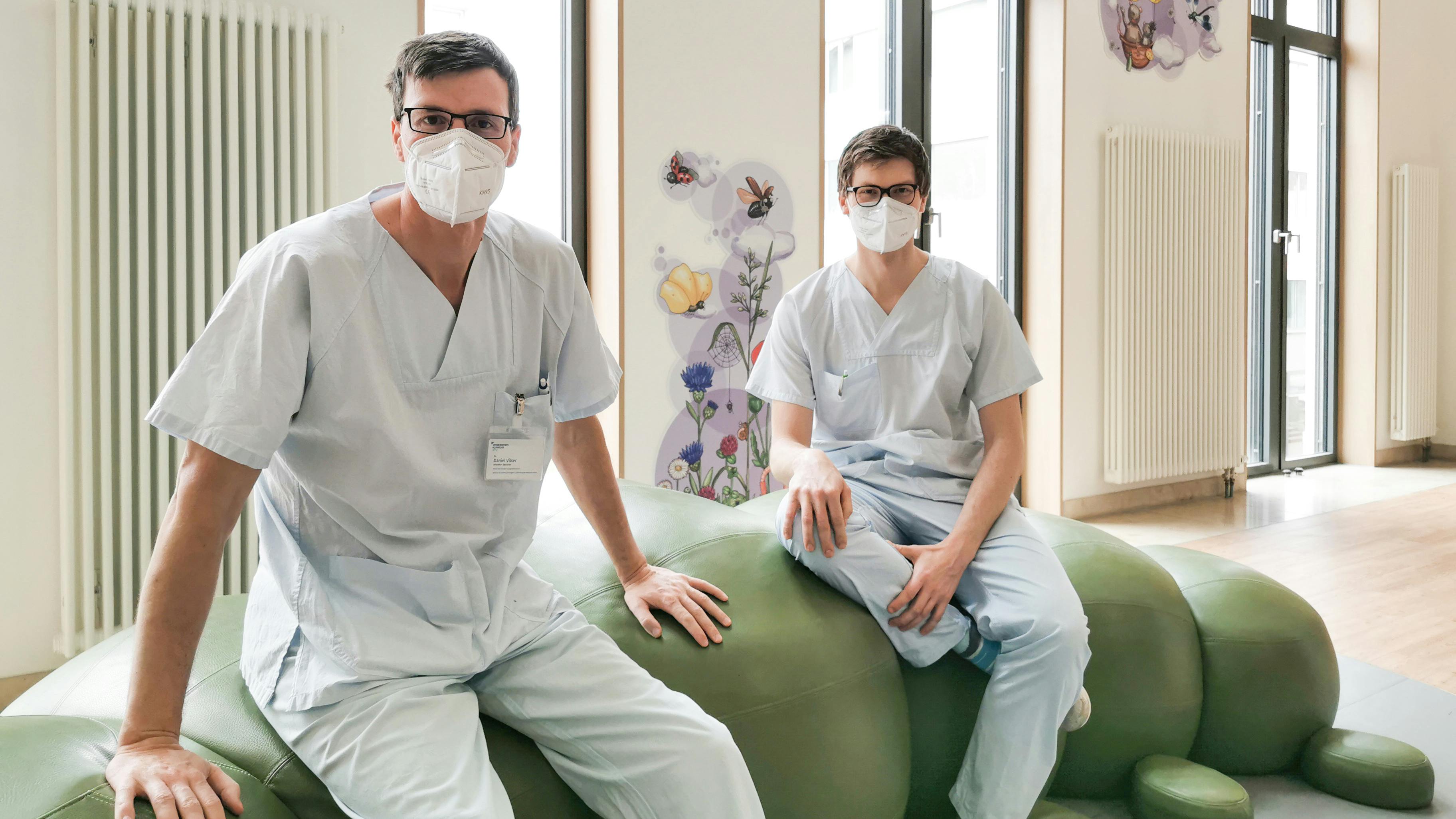 Daniel Vilser (links) ist leitender Oberarzt der Kinderklinik in Jena. Mit dem Lungenarzt Micheal Lorenz (rechts) betreibt er eine der ersten Long Covid-Ambulanzen speziell für Kinder. 