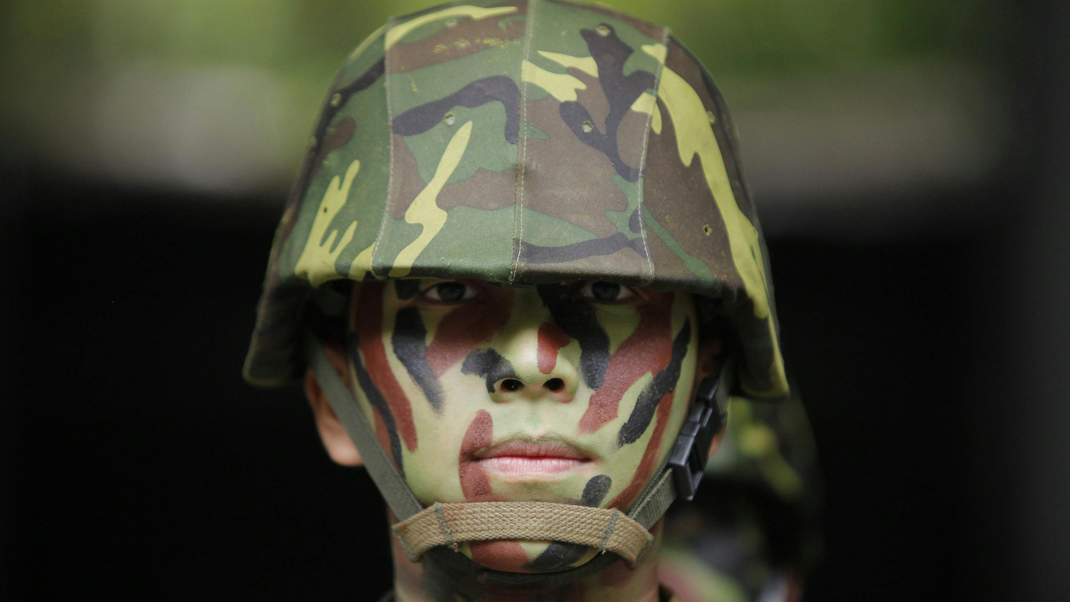 Ein Soldat der Taiwanesischen Armee mit Helm in Tarnfarben, blickt in die Kamera.