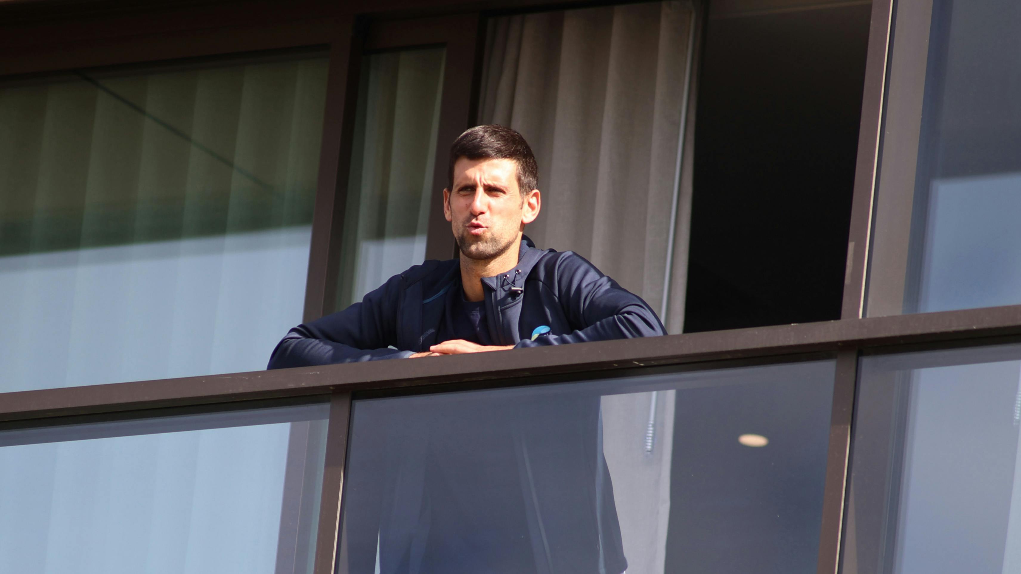  Novak Djokovic auf seinem Balkon in Quarantäne.