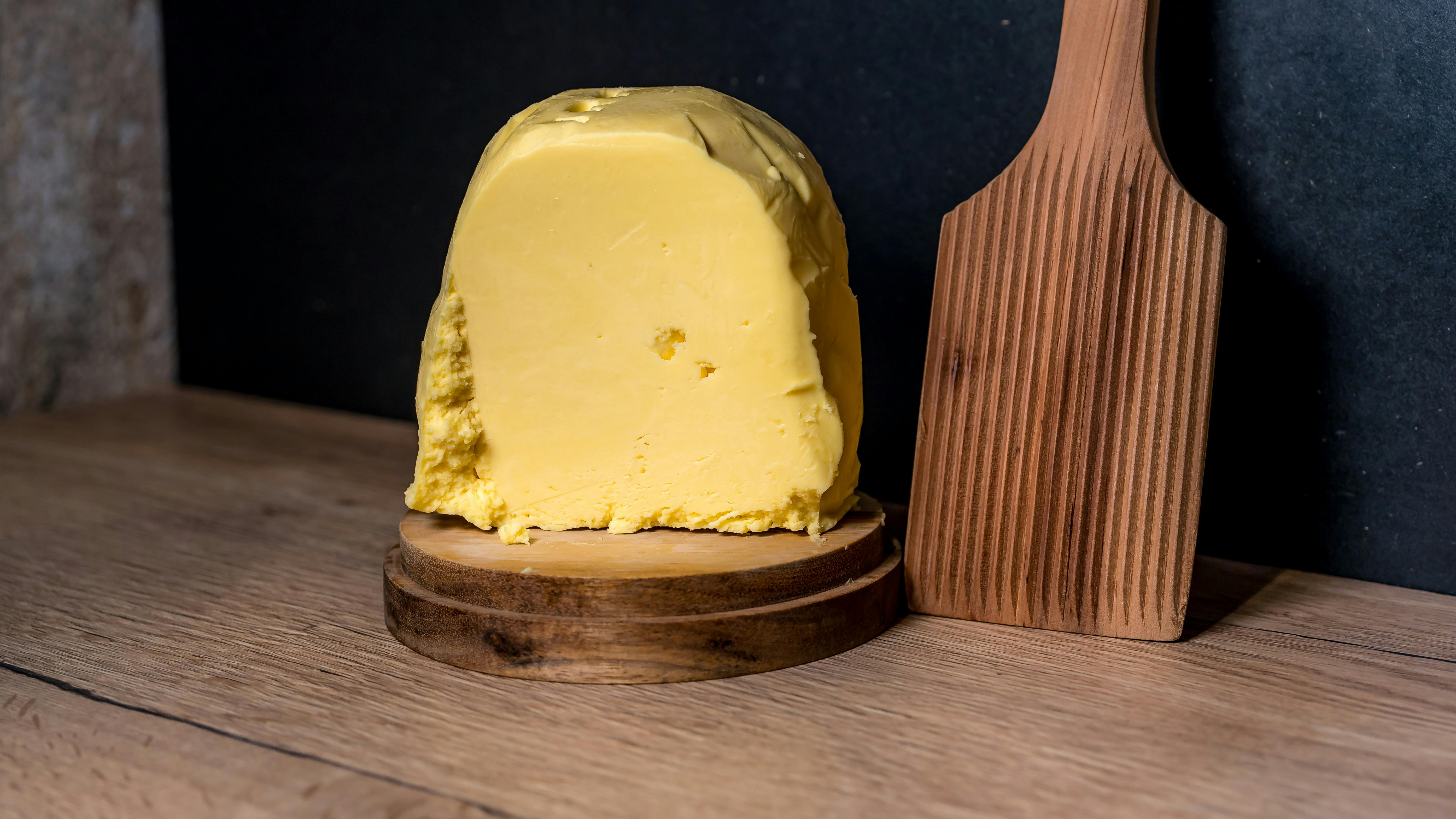 Hausgemachte Butter im rustikalen Stil im Holzhintergrund