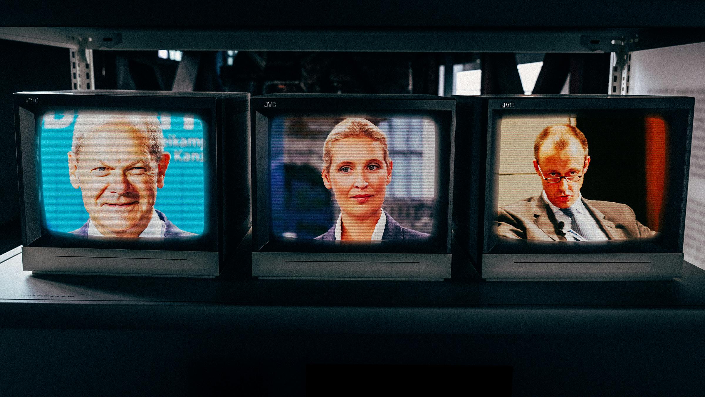 Fotomontage: Drei Fernseher stehen nebeneinander in einem Raum. Auf dem linken ist Olaf Scholz zu sehen, auf dem mittleren Alice Weidel und auf dem rechten Friedrich Merz.