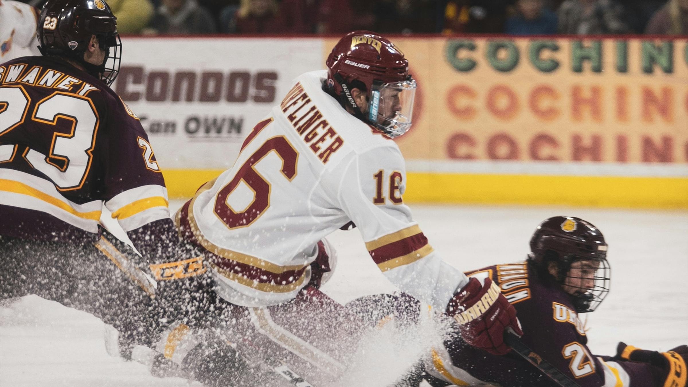 3 Eishockeyspieler kämpfen auf dem Eis um den Puck