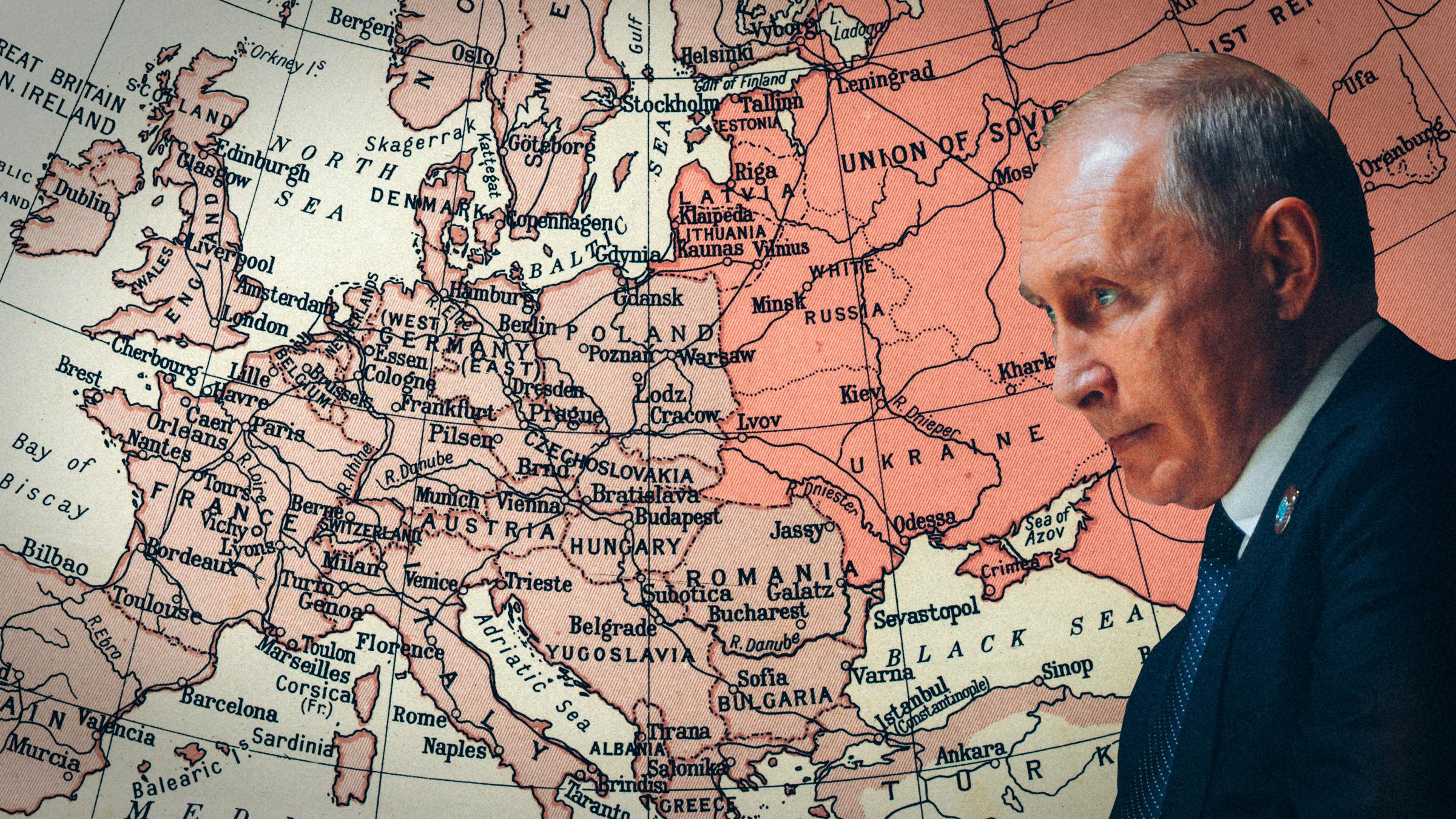 Putin steht vor einer Landkarte. Er blickt auf die Ukraine.