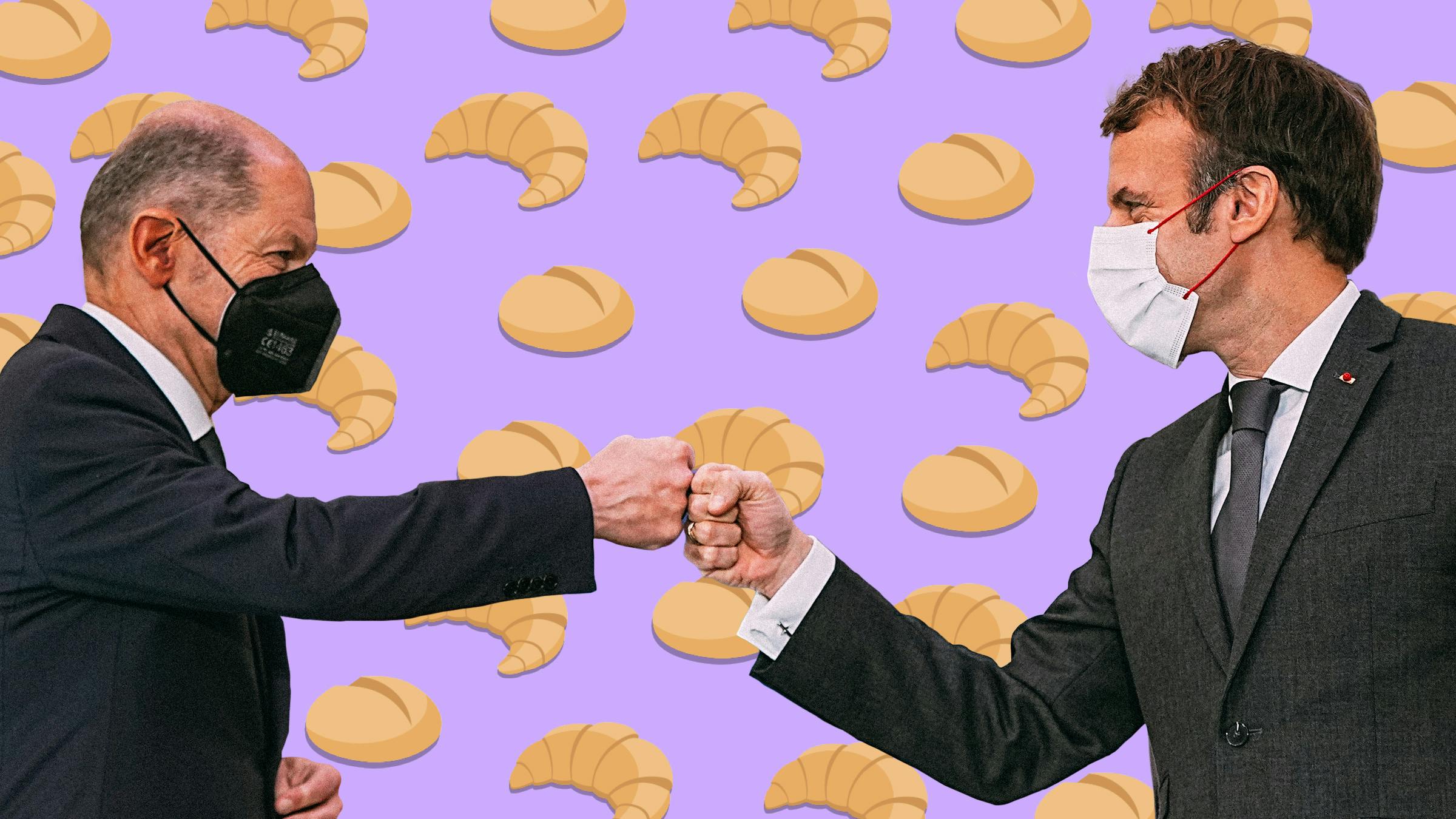 Olaf Scholz und Emmanuel Macron begrüßen sich mit Fistbump. Im Hintergrund schweben Brötchen und Croissants vor einer violetten Fläche.