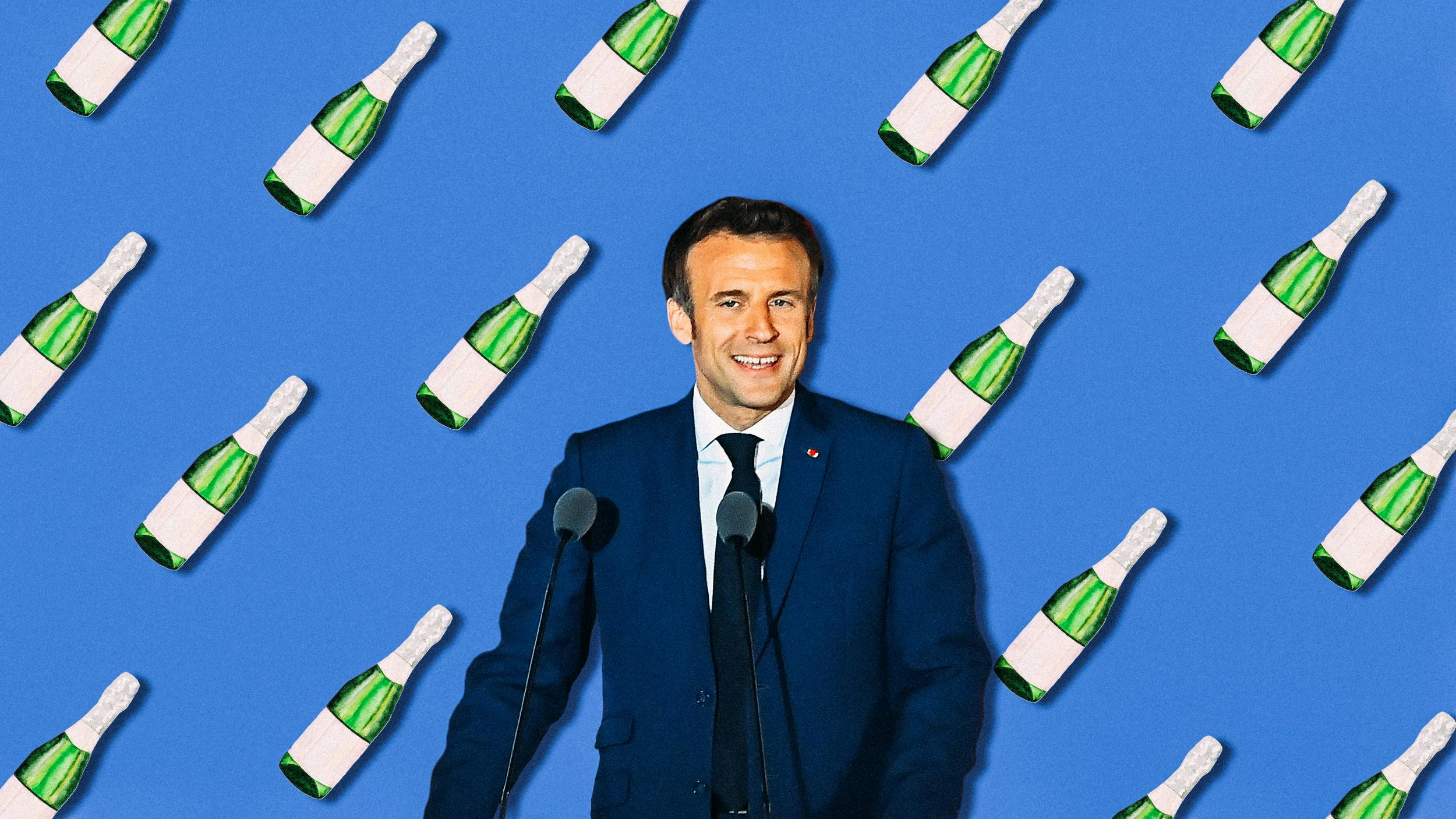 Fotomontage: Emmanuel Macron steht an einem Rednerpult. Im Hintergrund sind Champagnerflaschen zu sehen. 