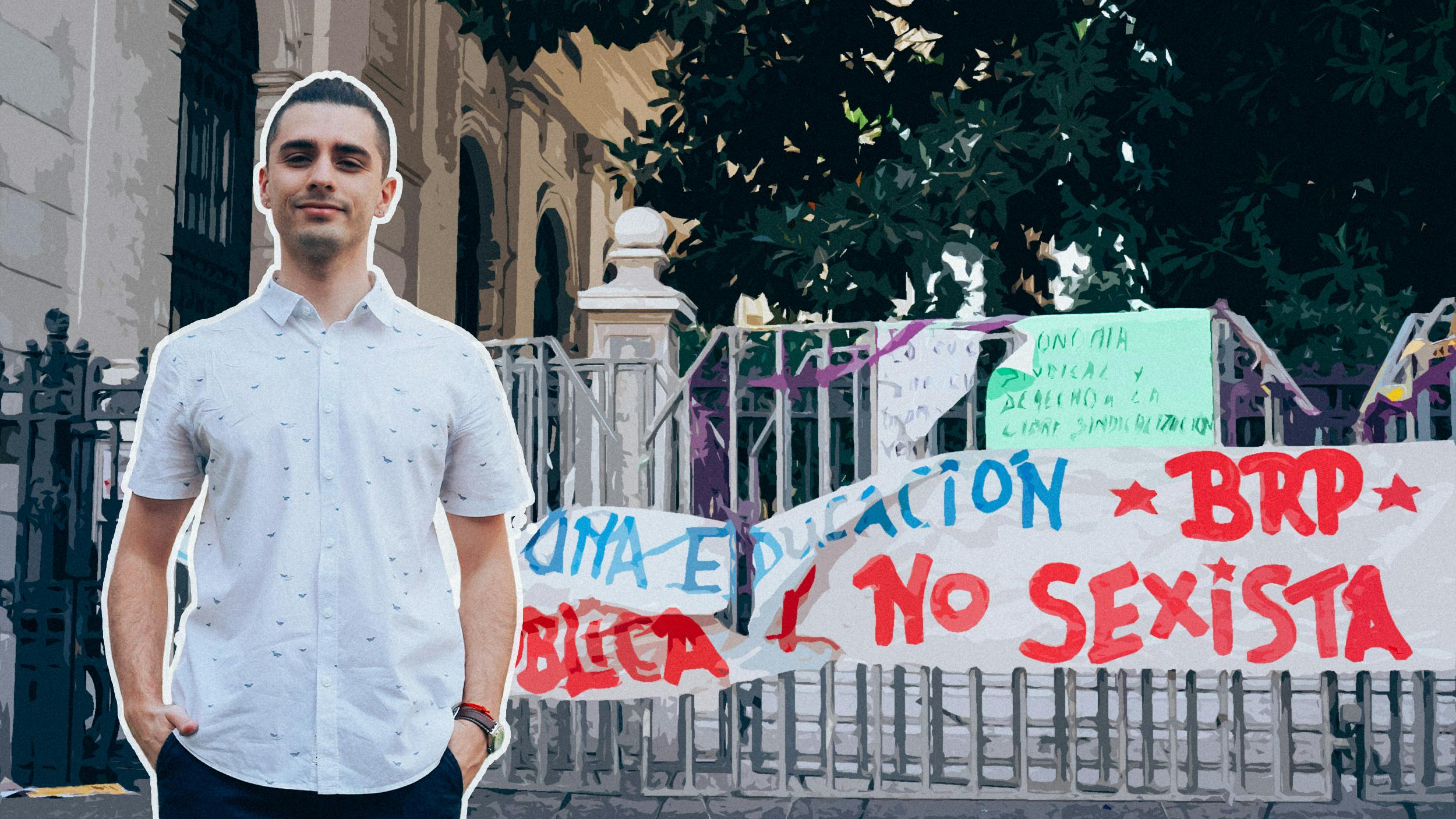Ein junger Mann in weißem Hemd steht vor Plakaten. Darauf stehen Wort ein Spanisch.