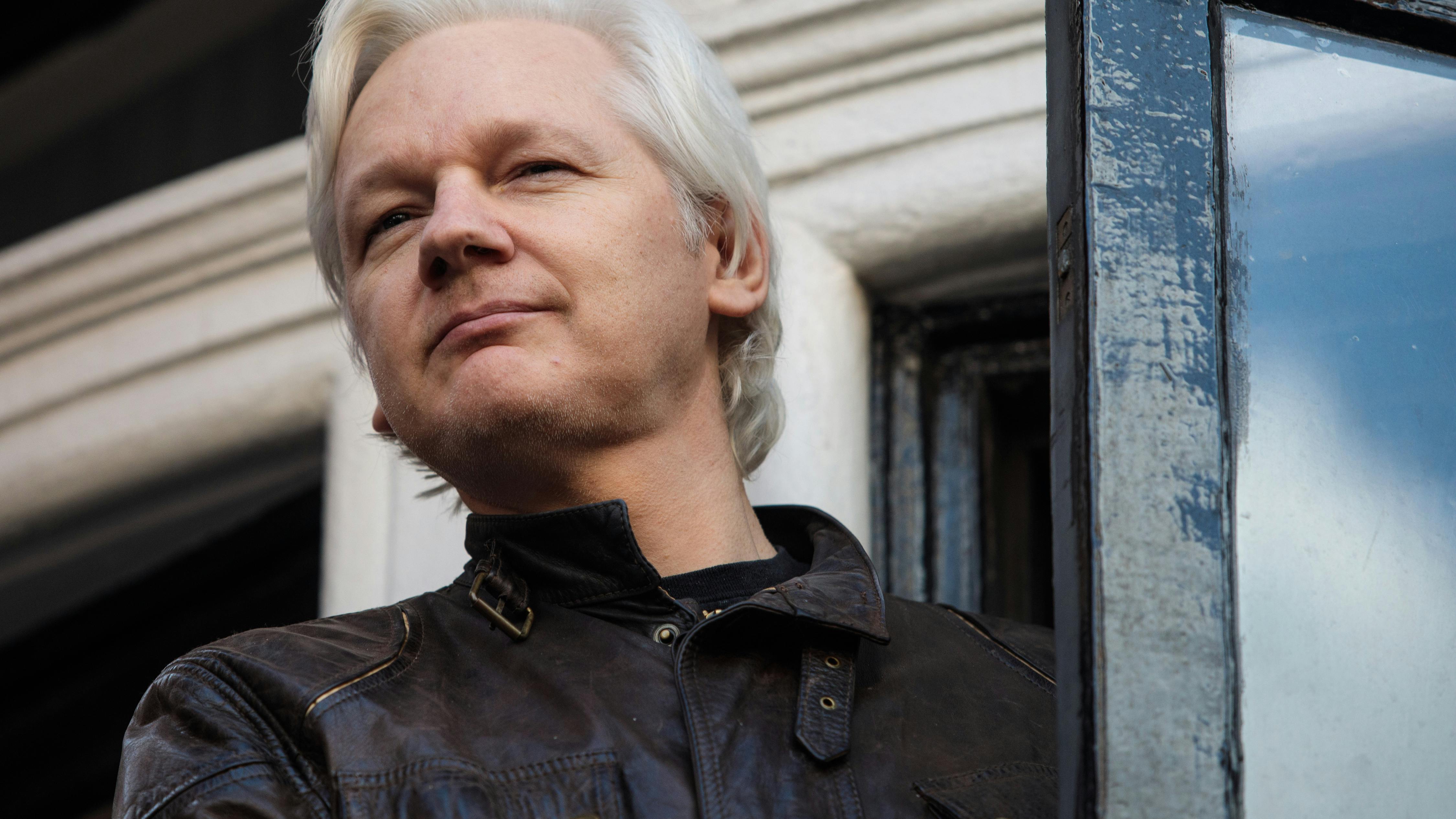 Julian Assange im Jahr 2017 vor der ecuadorianischen Botschaft in London.