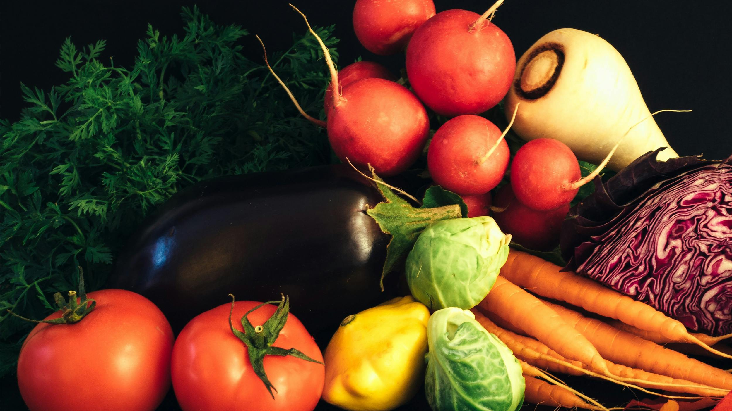 Man sieht verschiedene Gemüse in ansprechender Form und Farbe in Großaufnahme, Kohl, Paprika, Tomaten, Lauch