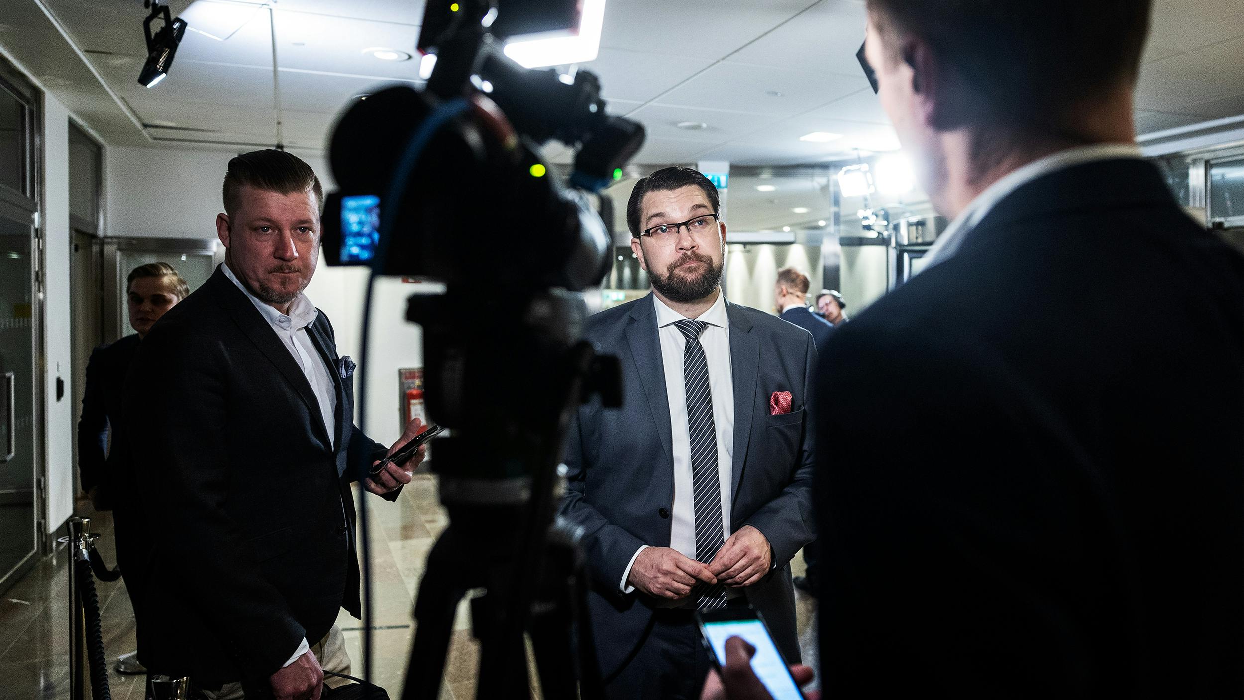 Der Chef der schwedischen Rechtsaußen-Partei, Jimmie Akesson, wird interviewt. Eine Fernsehkamera filmt ihn.