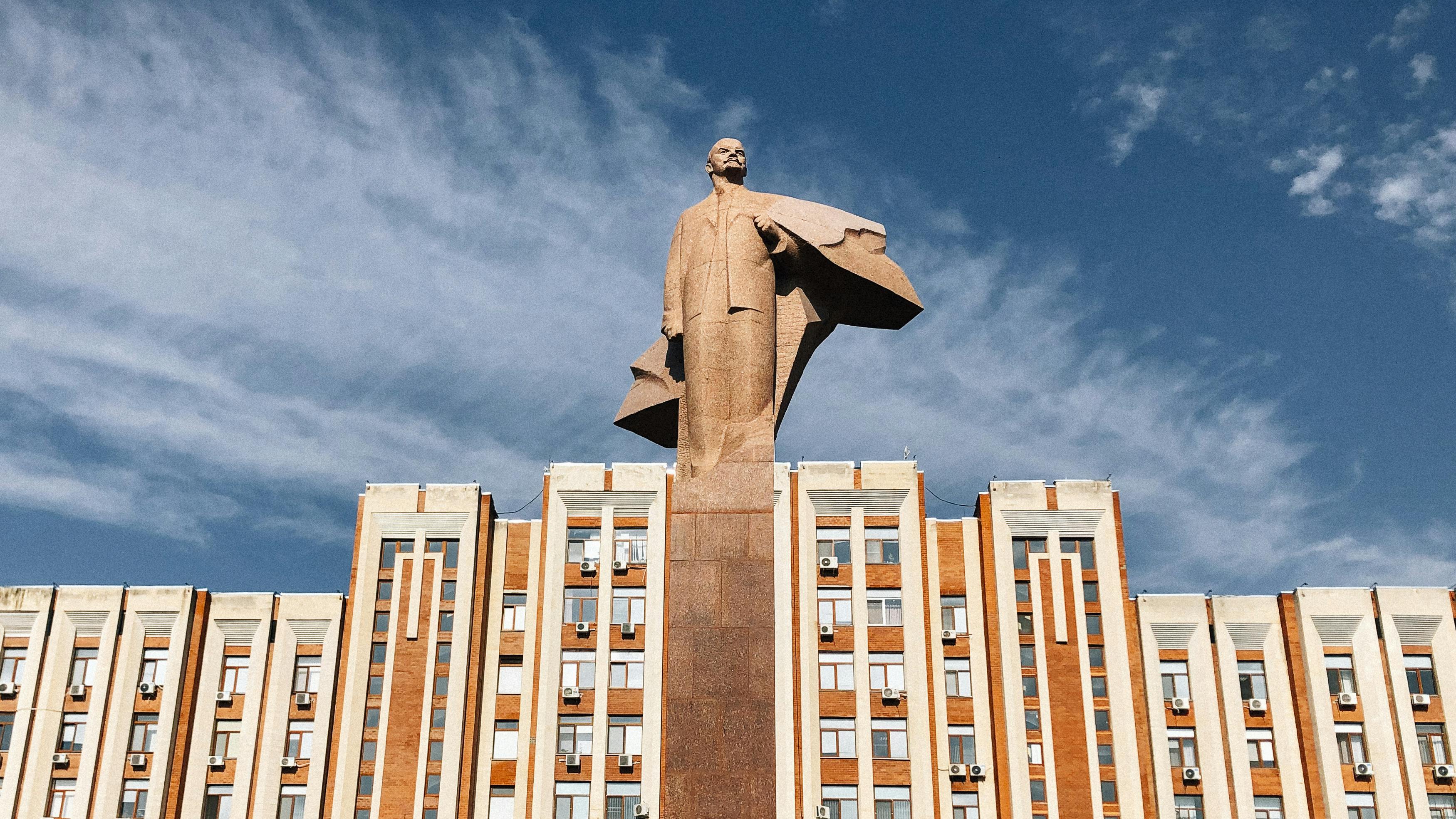 Eine Lenin-Statue ragt in den Himmel