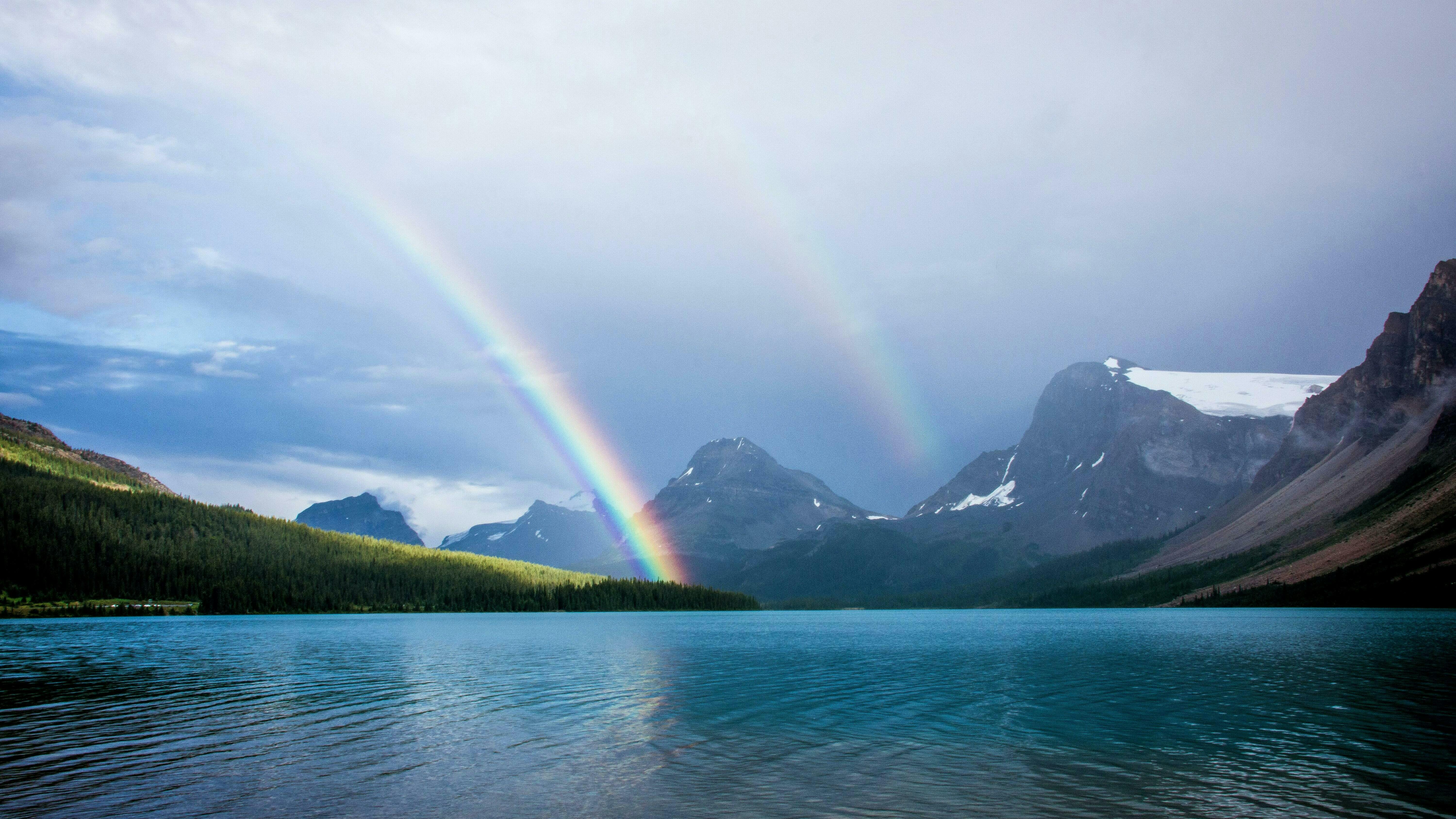 Ein doppelter Regenbogen auf einem Bergsee