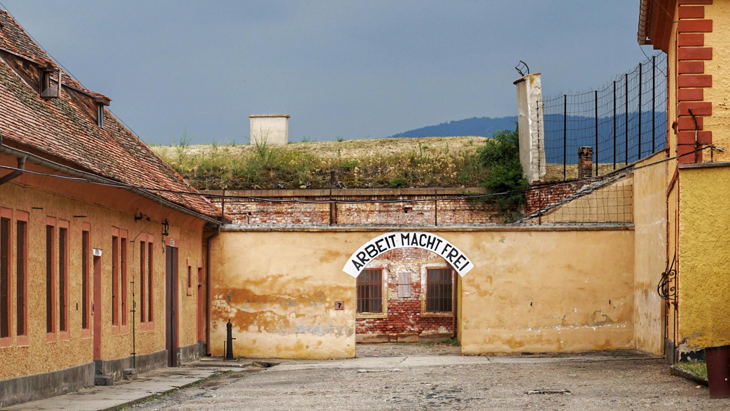 Der Schriftzug „Arbeit macht frei“ in Theresienstadt