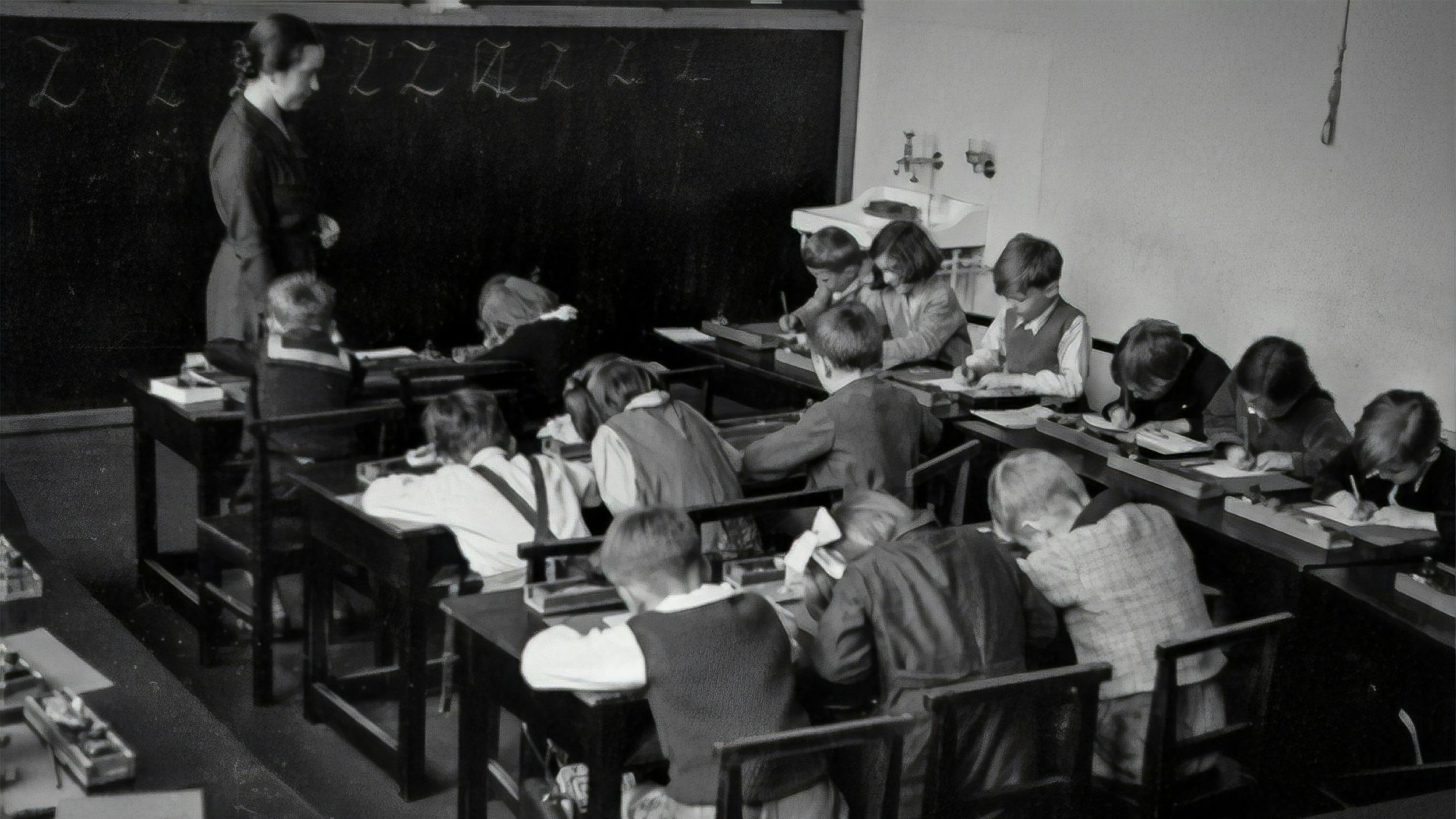 Historisches Foto von stillsitzenden Schüler:innen