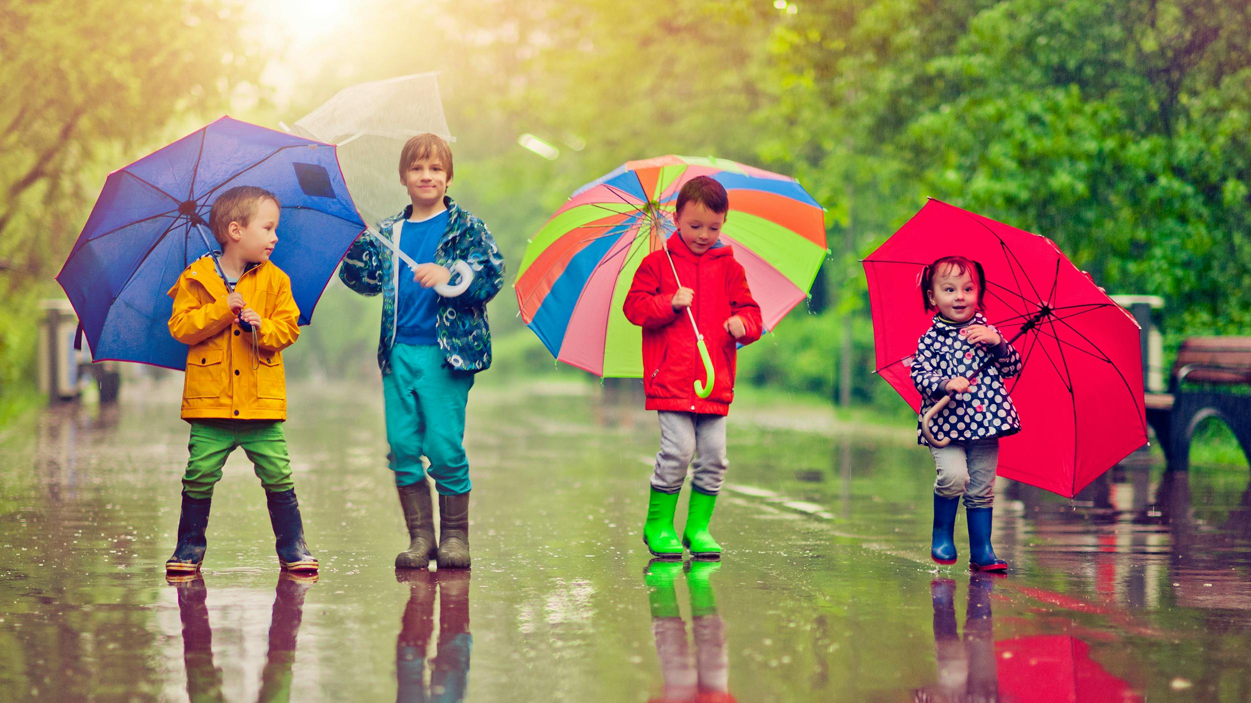 Гулять зонтиком. Дети дождя. Дети играют в дождь. Семья под дождем. Семья под дождиком.