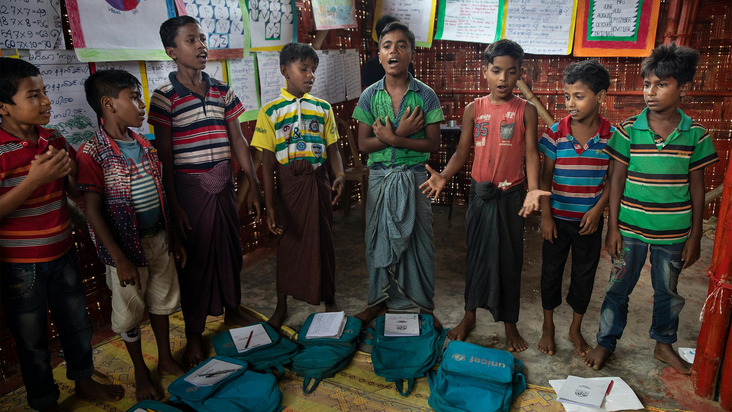 Kinder lernen in einer Schule in Bangladesch