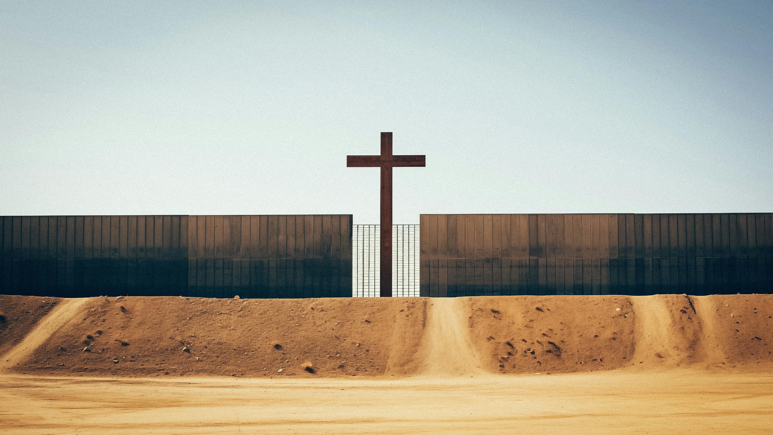 Eine Grenzmauer mit einem Kreuz darauf