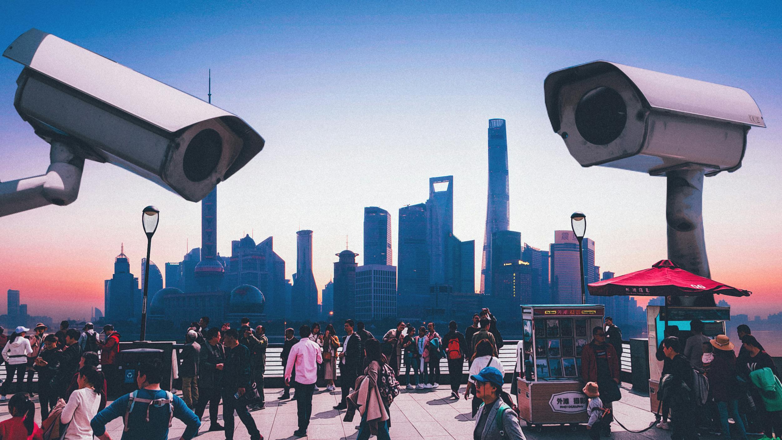 Collage: Touristen stehen vor der Skyline in Shanghai. Im Hintergrund ragen riesige Überwachungskameras über die Szene.