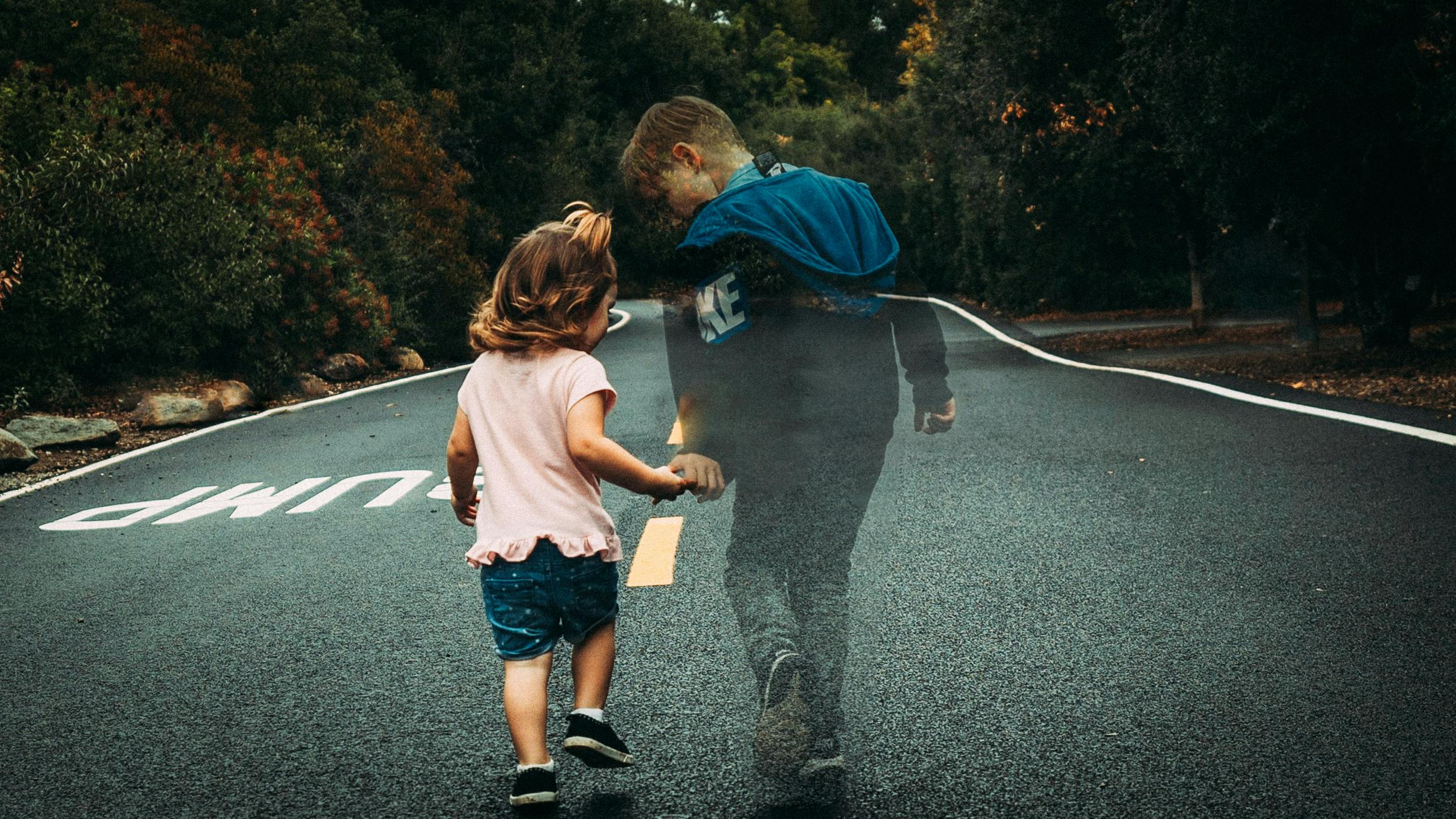 Fotomotage: Zwei Geschwister laufen Hand in Hand eine Straße entlang. Das ältere Geschwisterkind ist schemenhaft verblasst.