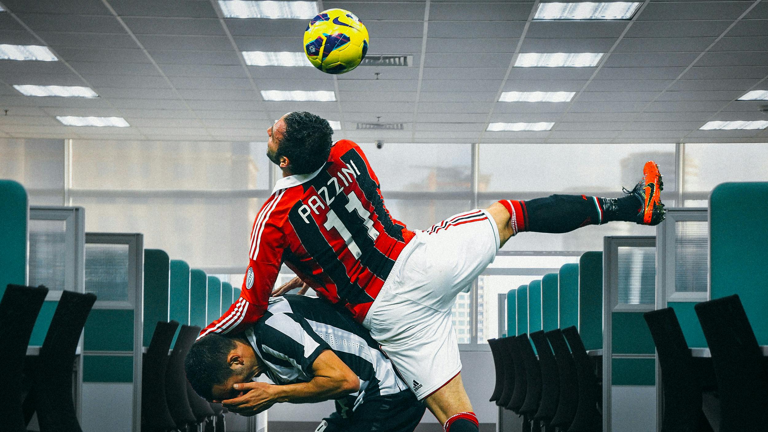 Collage: Ein Fußballer stützt sich auf einen anderen Fußballer, um einen Kopfball zu machen. Im Hintergrund ist ein leeres Büro zu sehen.