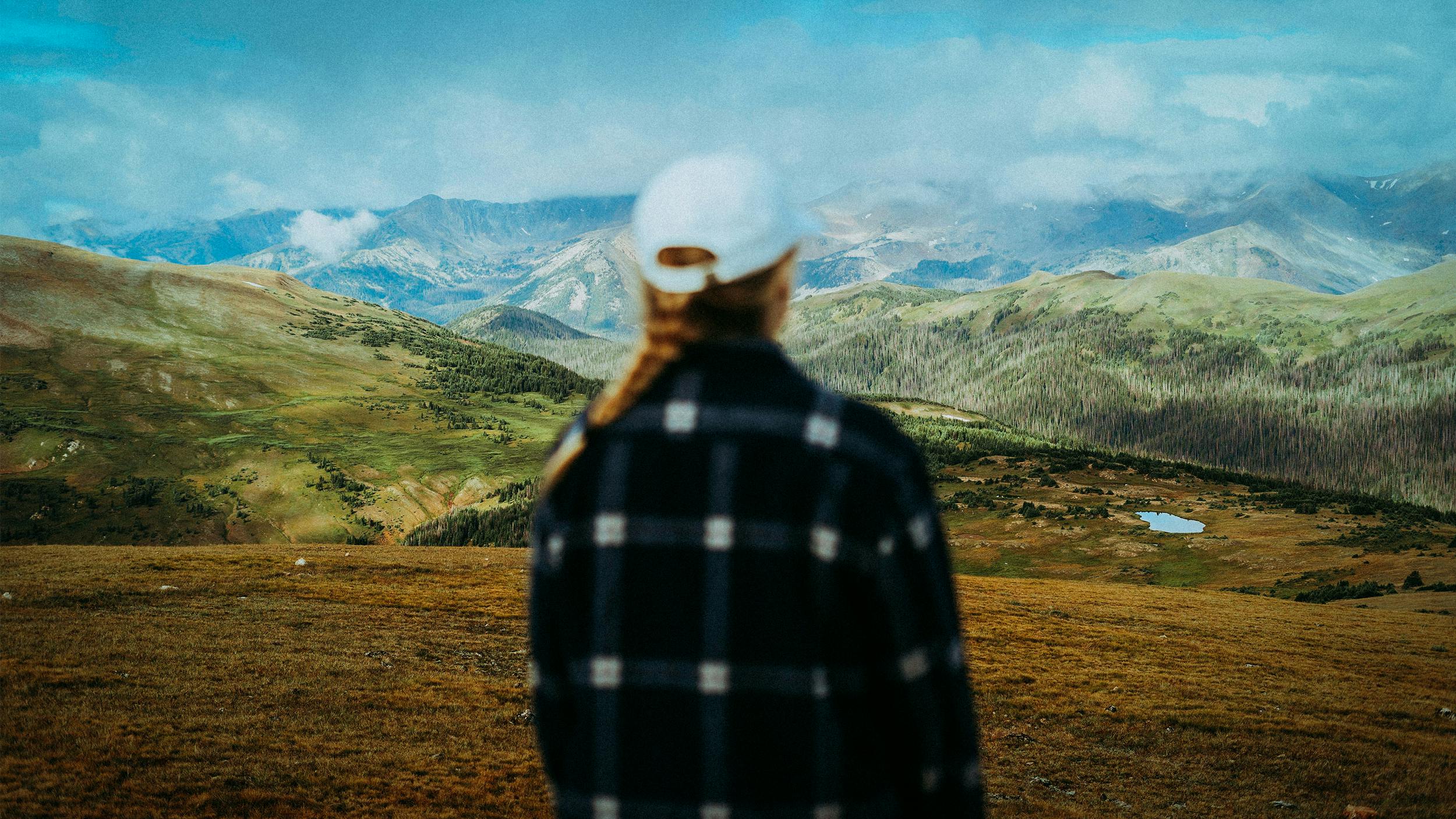 Eine Frau blickt auf eine Berglandschaft