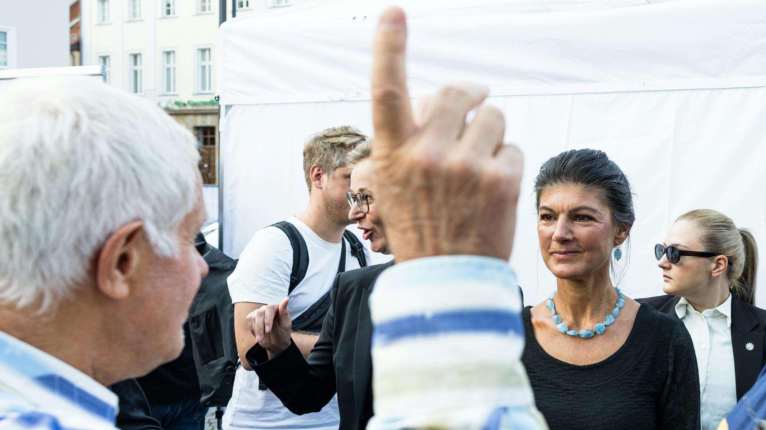 Sahra Wagenknecht bei der Wahlkampfveranstaltung in Eisenach. Sie lächelt einen Zuschauer an. 