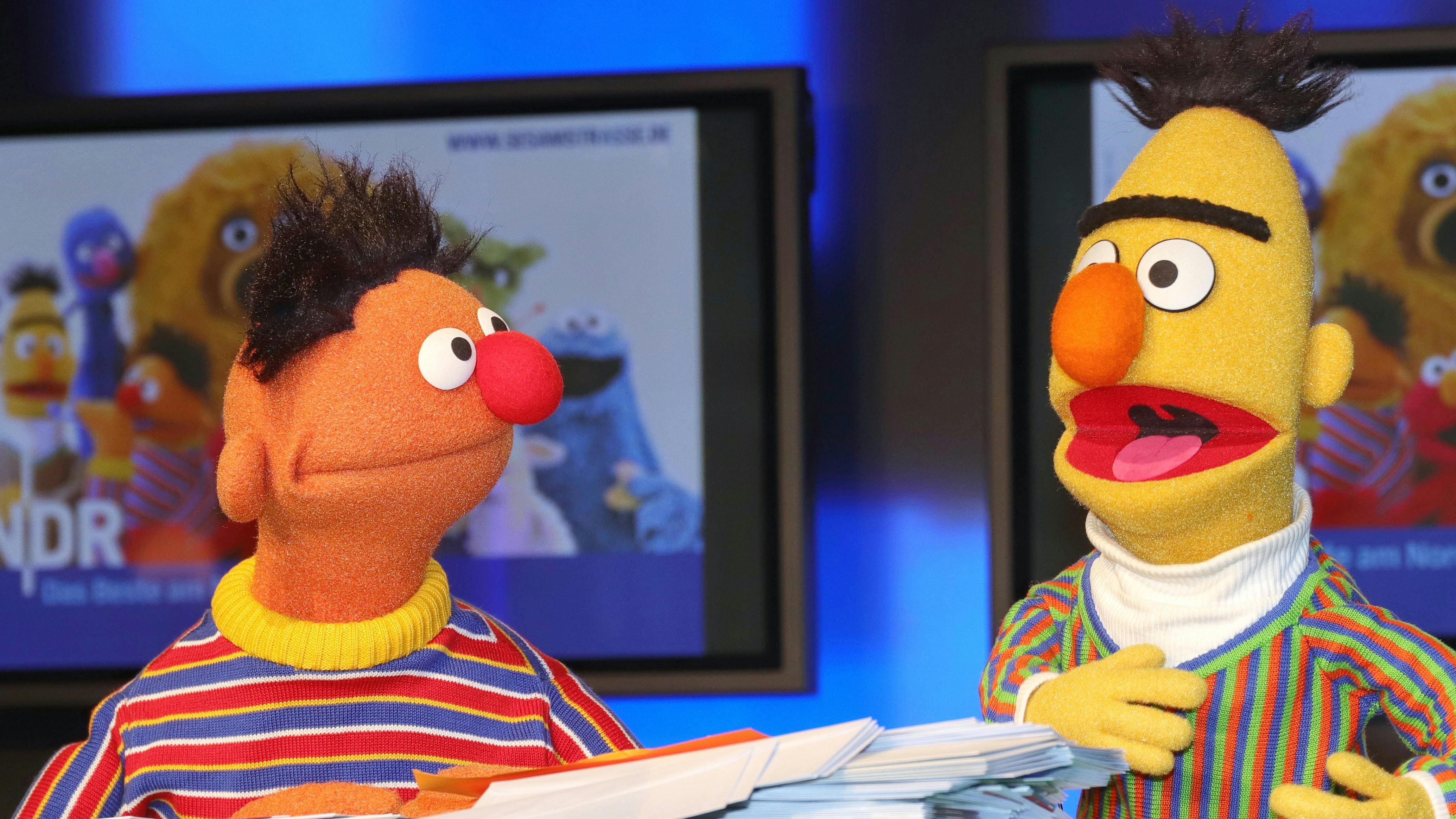 Ernie und Bert von der Sesamstraße unterhalten sich miteinander.