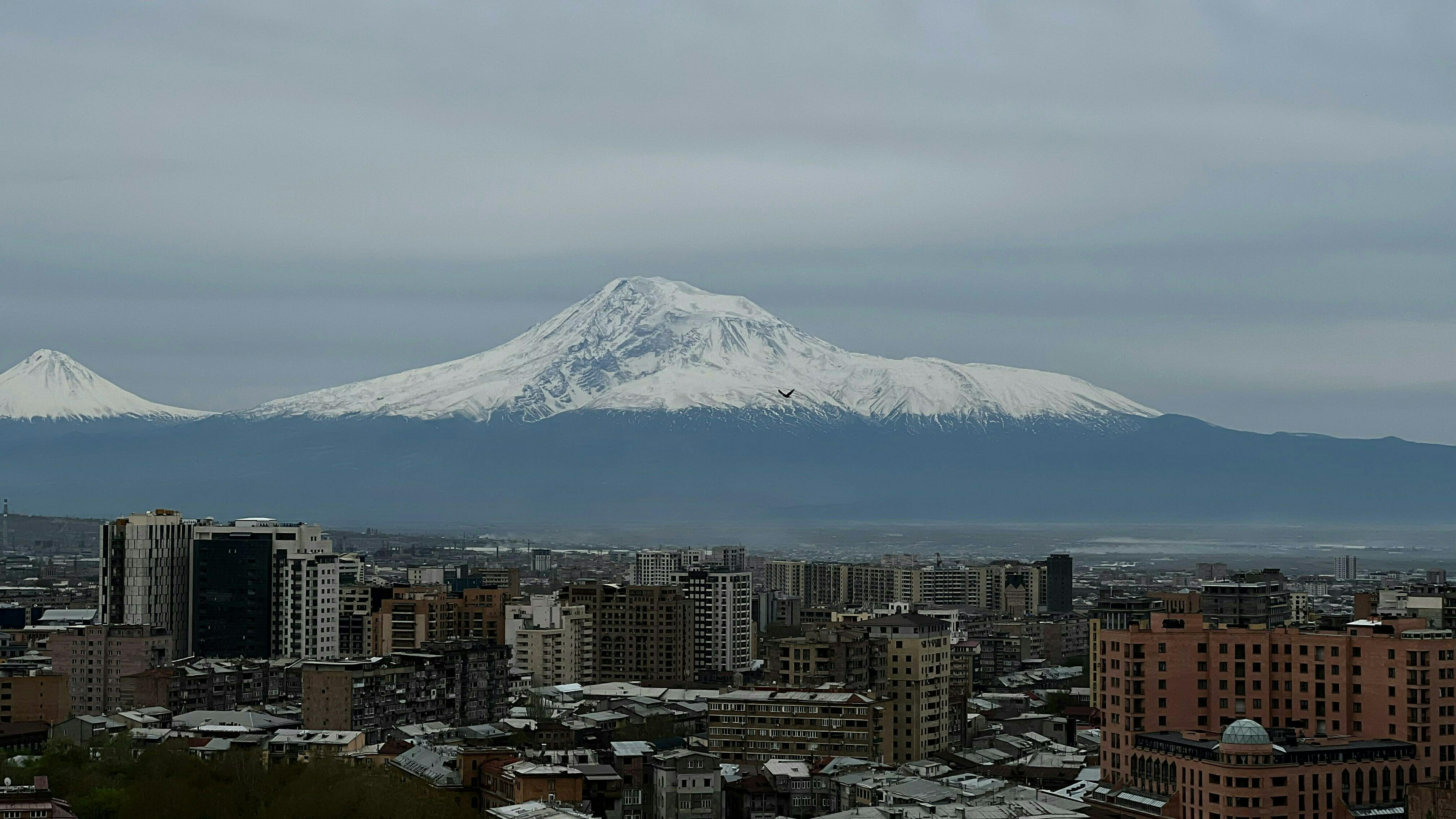 Es ist die Stadt Jerewan zu sehen, im Hintergrund der Berg Ararat.