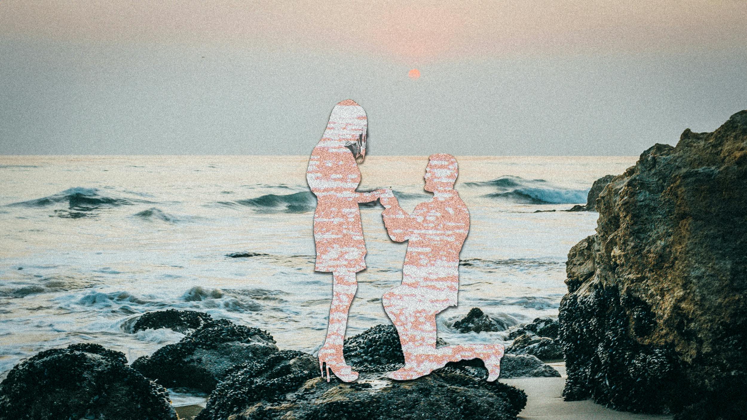 Ein Mann und eine Frau am Strand, er macht ihr einen Heiratsantrag