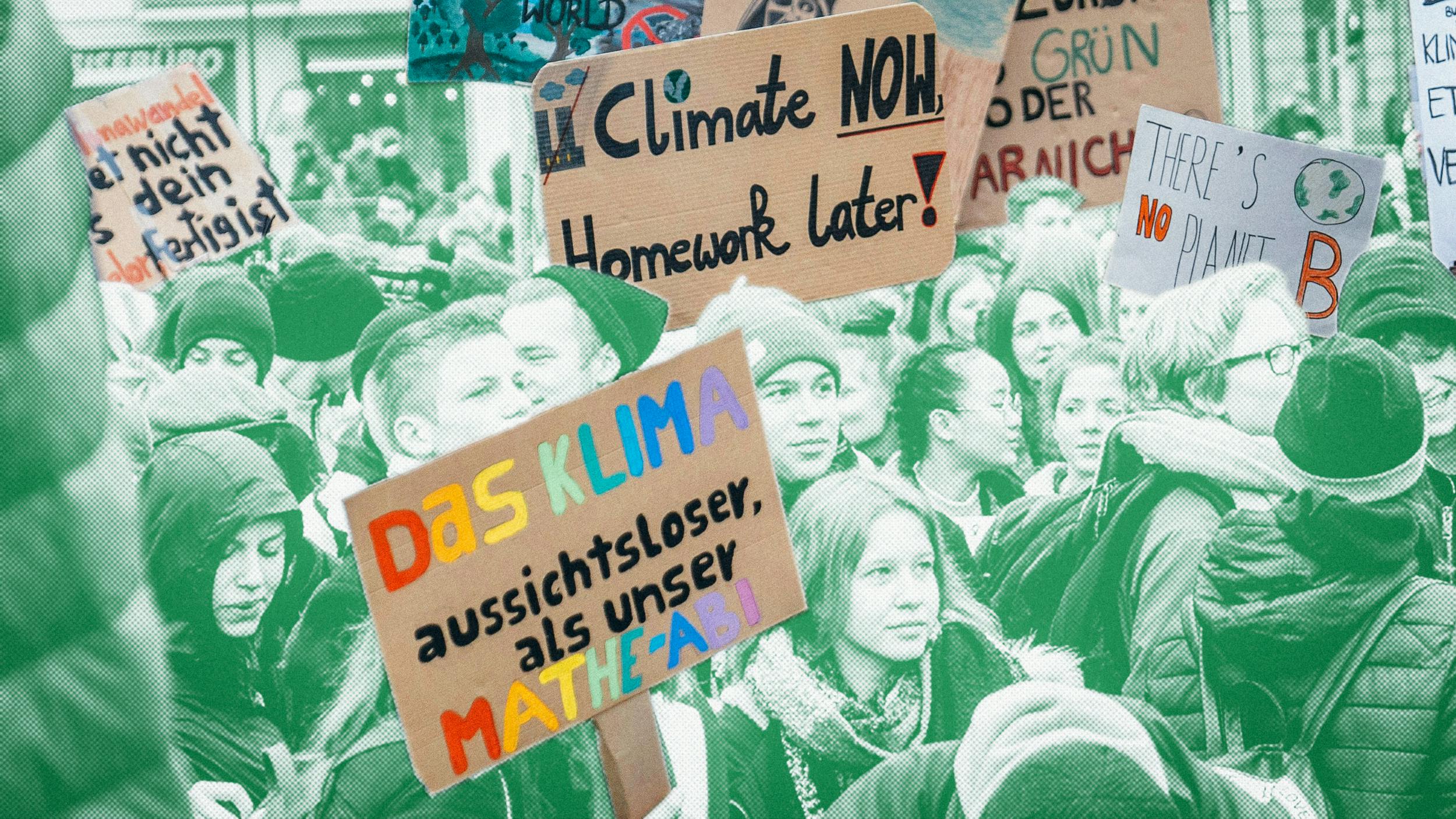 Collage: Junge Menschen halten Plakate in die Höhe, auf denen Sprüche gegen die Klimaerwärmung stehen. Beispielsweise: Das Klima ist aussichtsloser als unser Mathe-Abi.