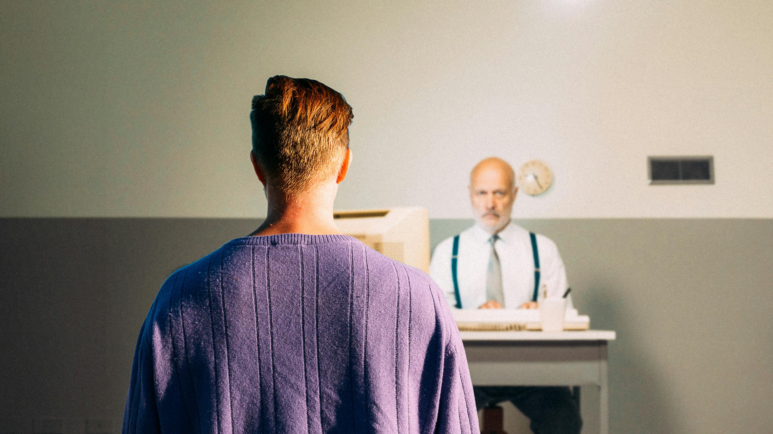 Collage: Ein Mann sitzt an einem Schreibtisch in einem langweilig anmutenden Büro. Vor ihm steht eine Person mit blonden Haaren und einem lilafarbenen Pullover.