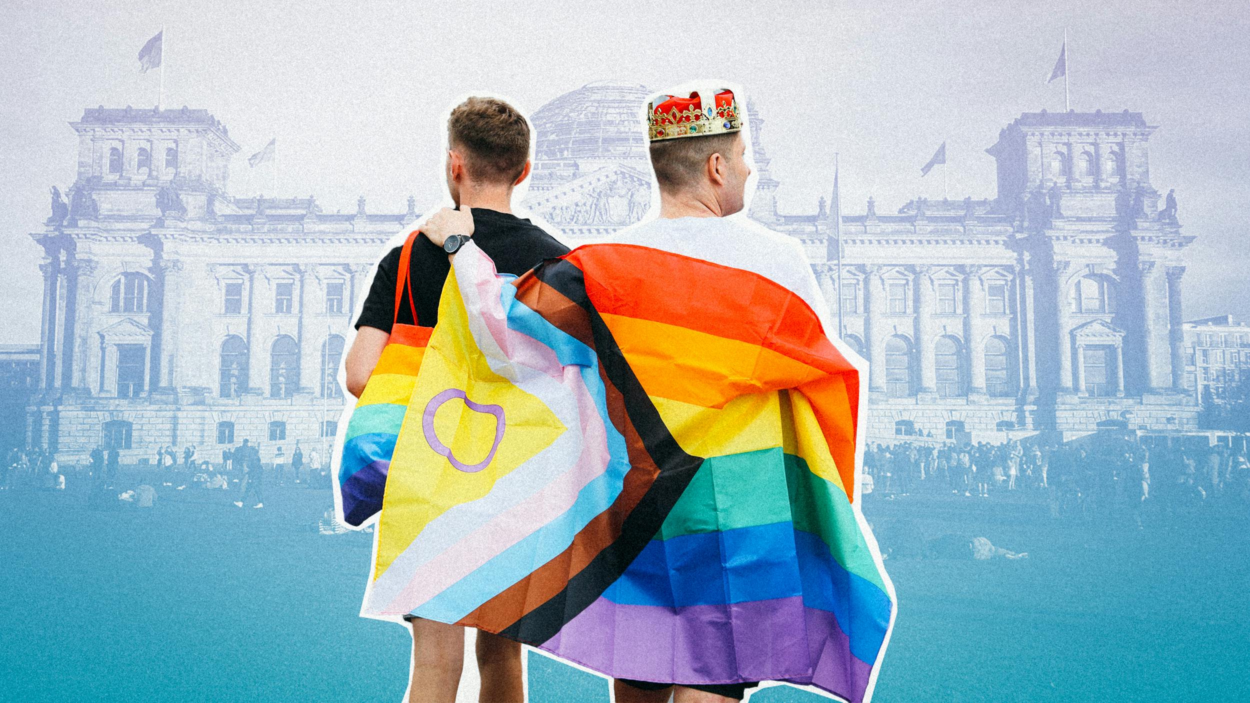 Collage: Zwei Queere Menschen stehen vor dem Bundestag. Einer trägt eine Queerflagge als Umhang.