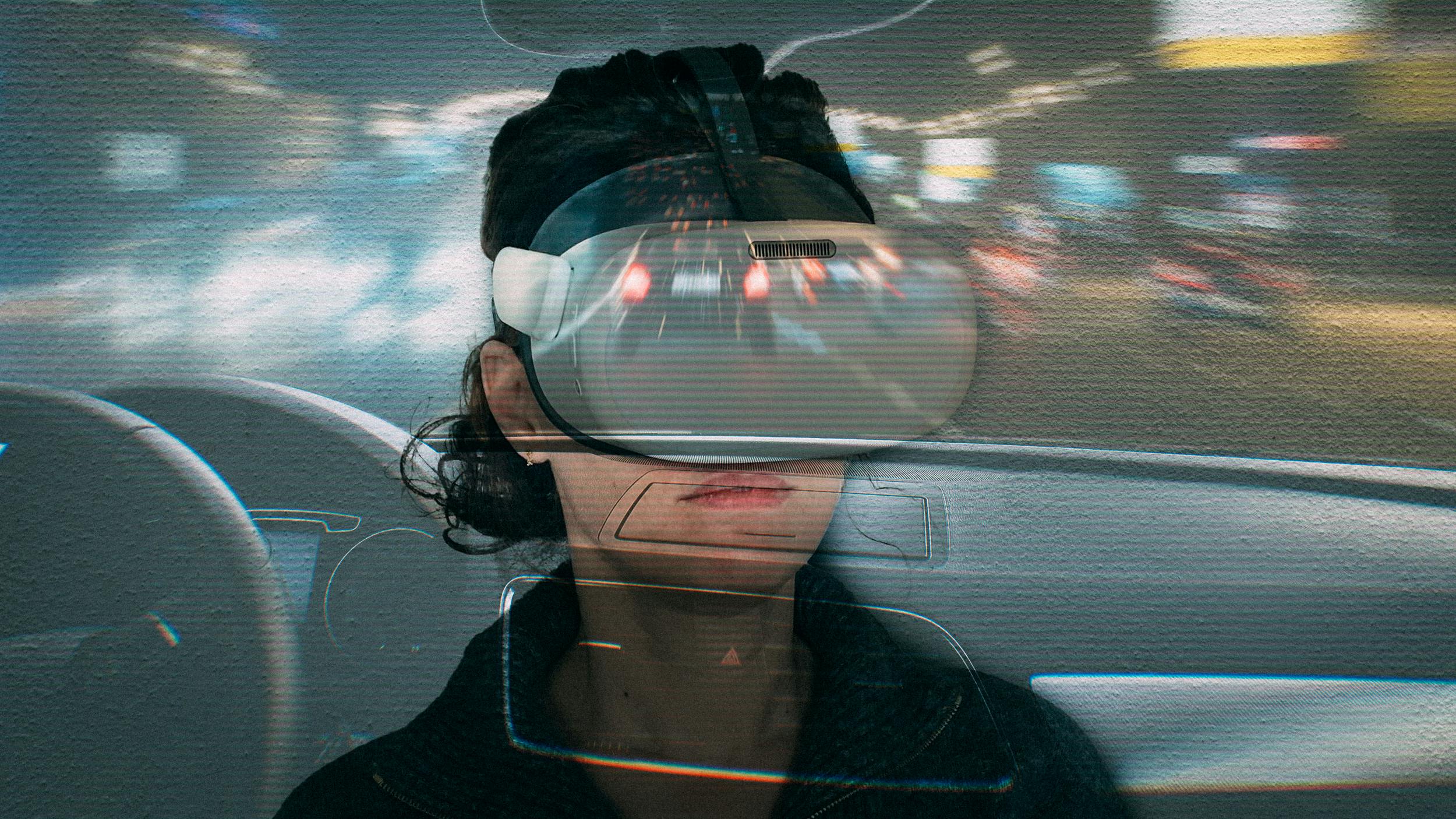Fotomontage: Theresa Bäuerlein hat eine VR-Brille auf, über sie wird eine Szene auf der Autobahn projiziert.