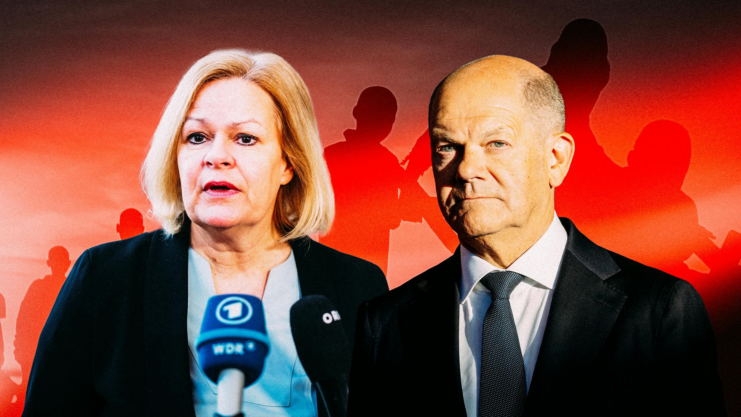 Collage: Scholz und Faeser stehen vor einem roten Hintergrund, auf dem die Schatten von einigen Menschen zu sehen sind.