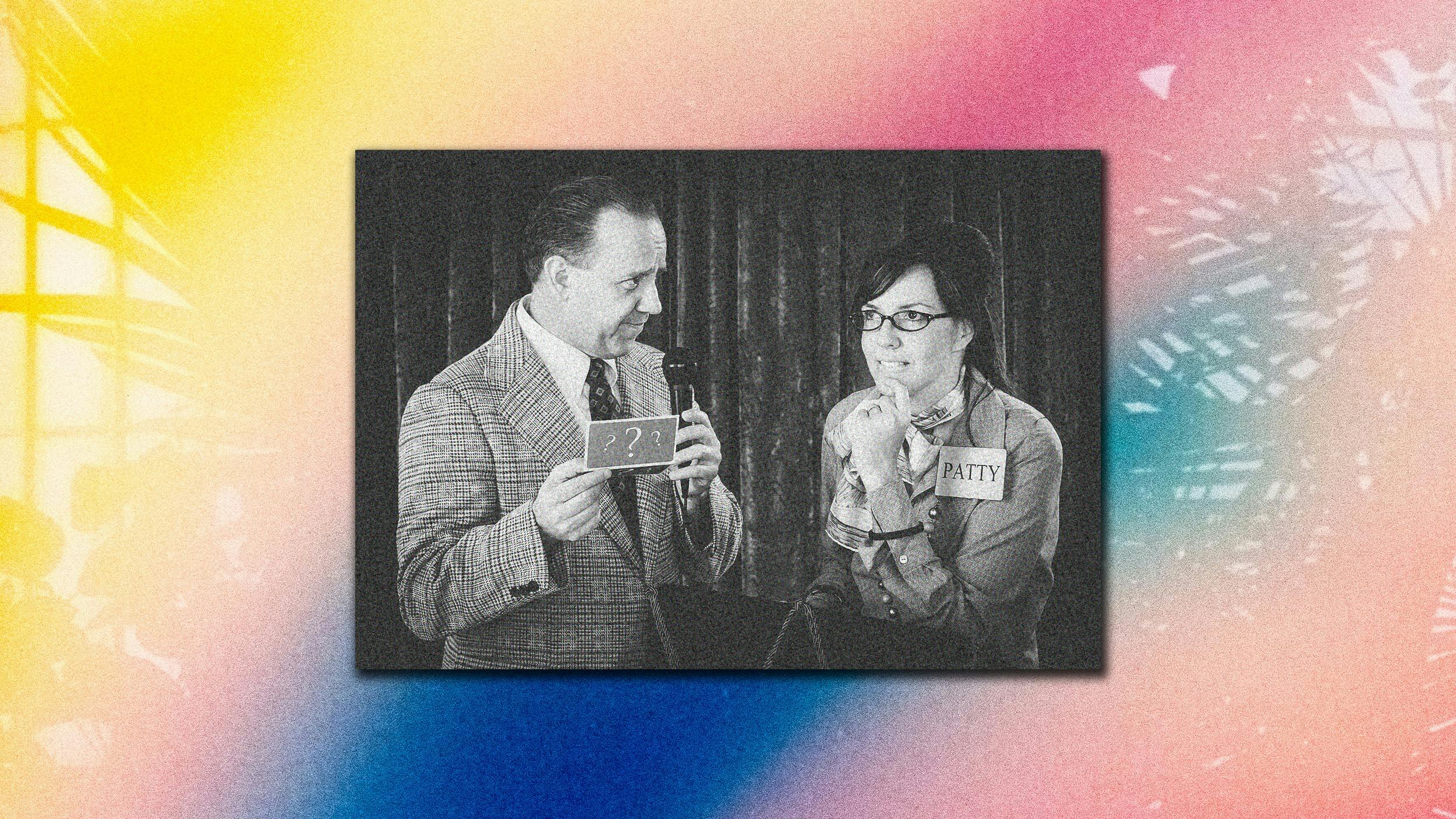 Eine Quizshow: Ein Mann stellt einer Frau Fragen.